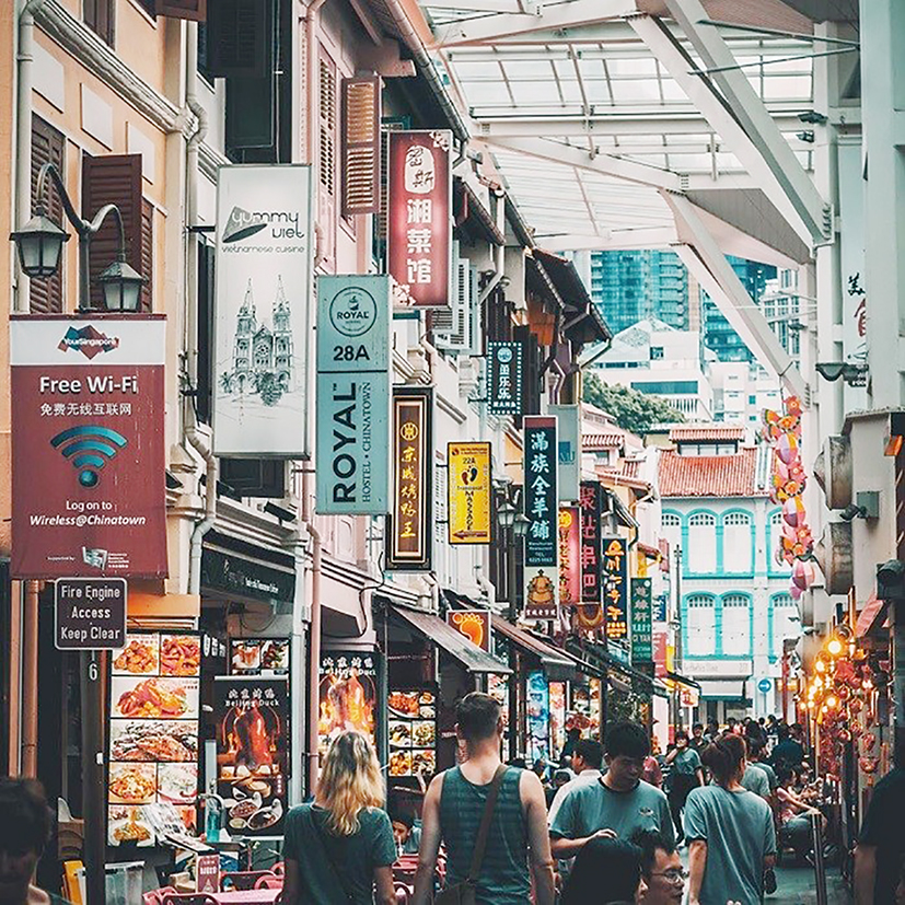 Một khu phố sầm suất tại Singapore.