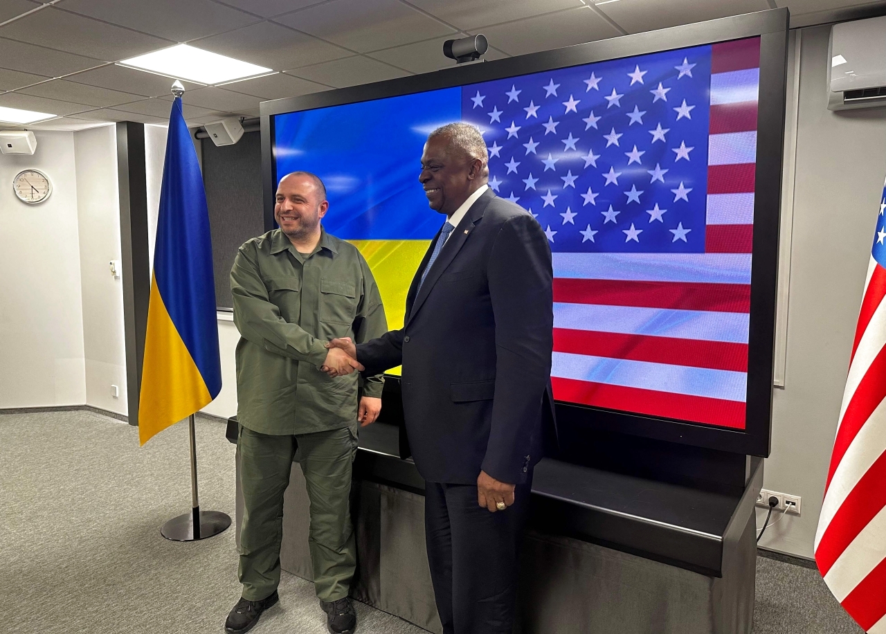 Bộ trưởng Quốc phòng Mỹ Lloyd Austin (phải) trong cuộc gặp người đồng cấp Ukraine Rustem Umerov tại Kiev.