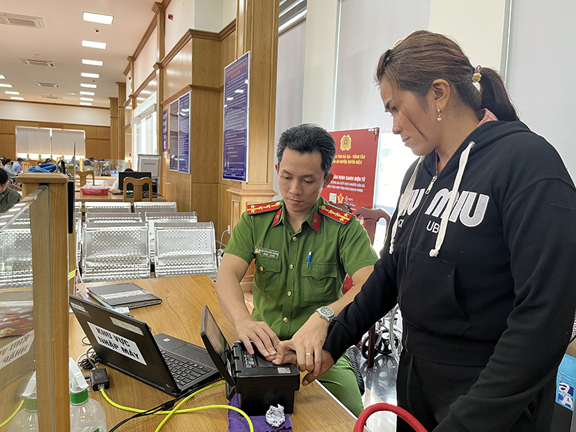 Công an huyện Xuyên Mộc làm thủ tục cấp, đổi CCCD gắn chíp tại Bộ phận một cửa huyện Xuyên Mộc.
