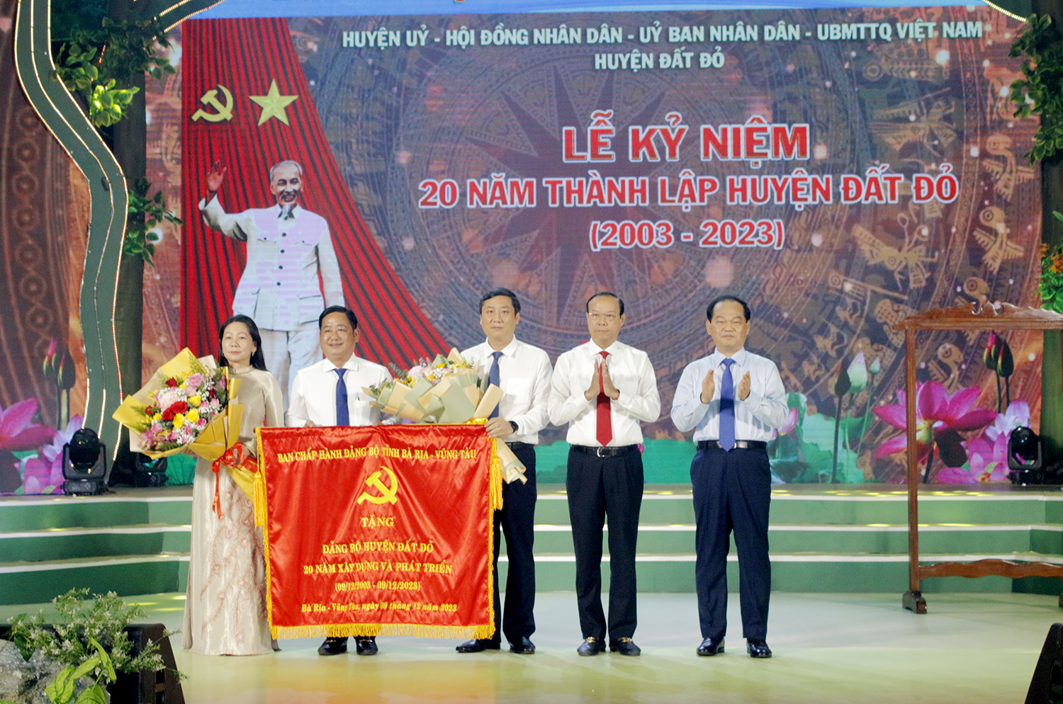Ông Nguyễn Văn Thọ, Phó Bí thư Tỉnh ủy, Chủ tịch UBND tỉnh và ông Mai Ngọc Thuận, Ủy viên Ban Thường vụ Tỉnh ủy, Phó Chủ tịch HĐND tỉnh tặng bức trướng và hoa chúc mừng Đảng bộ, chính quyền và nhân dân huyện Đất Đỏ.