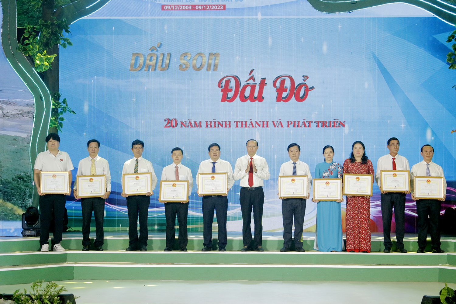 Ông Nguyễn Văn Thọ, Phó Bí thư Tỉnh ủy, Chủ tịch UBND tỉnh tặng Bằng khen cho các tập thể có thành tích xuất sắc trong thi đua chào mừng 20 năm thành lập huyện Đất Đỏ.