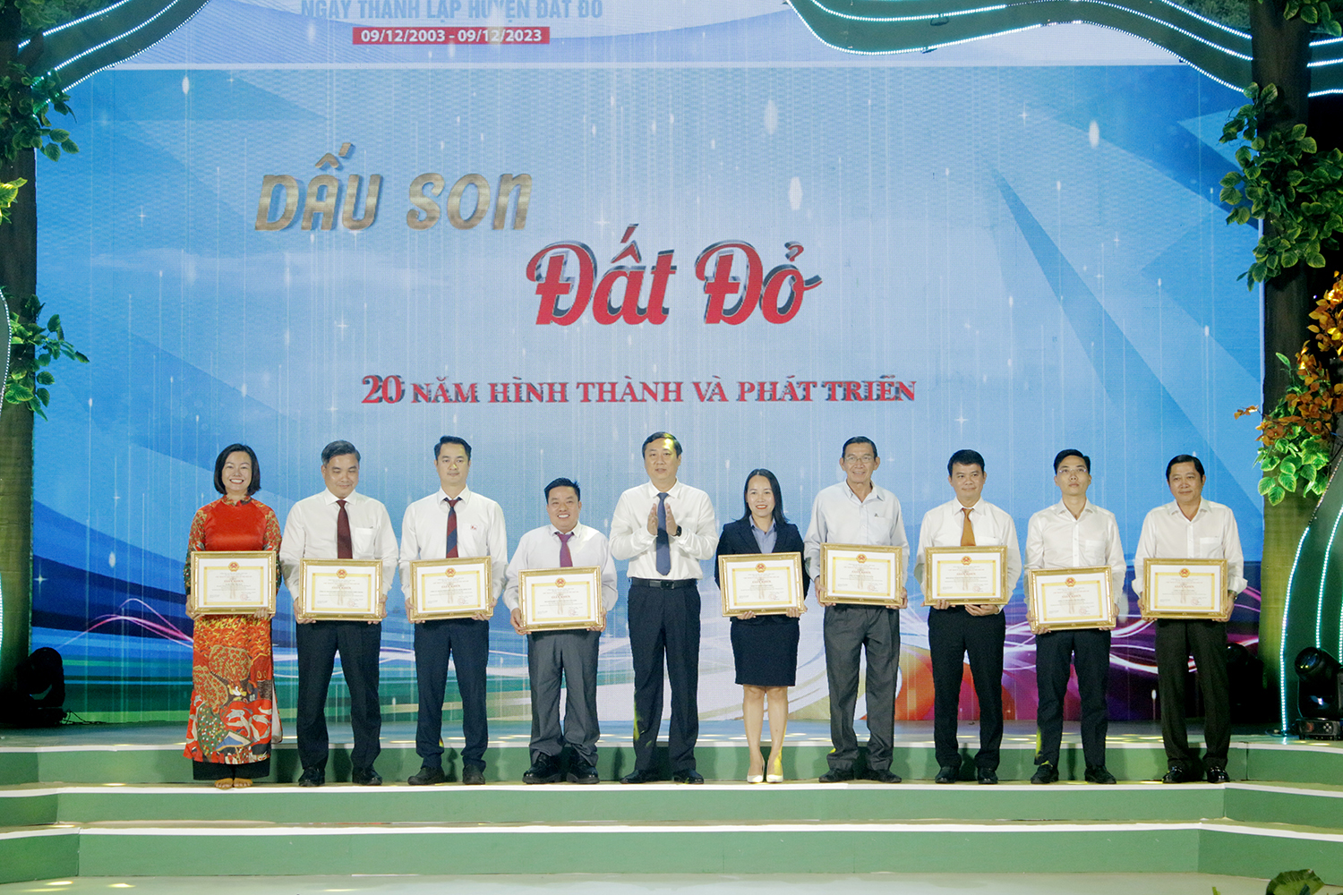 Ông Nguyễn Công Danh, Bí thư Huyện ủy Đất Đỏ tặng giấy khen cho các tập thể Bằng khen cho các tập thể có thành tích xuất sắc trong thi đua chào mừng 20 năm thành lập huyện Đất Đỏ.