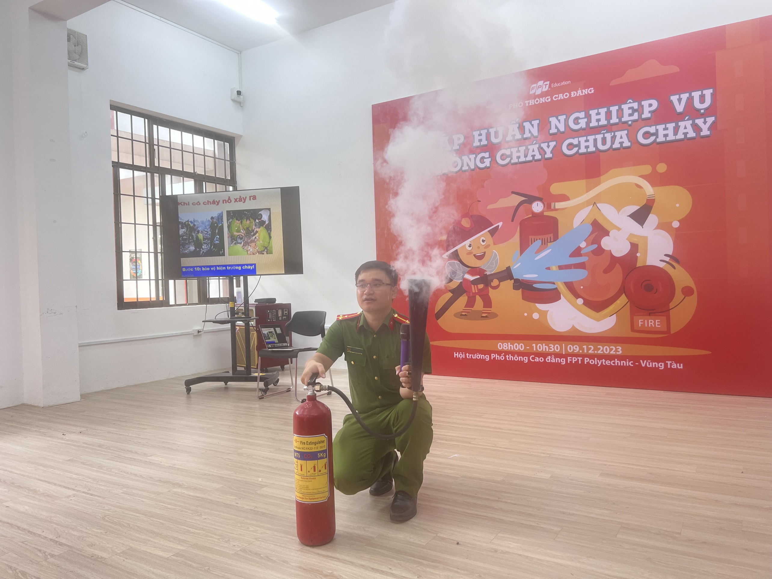 Cán bộ Đội Cảnh Sát PCCC (Công an TP.Bà Rịa) hướng dẫn cách sử dụng bình chữa cháy xách tay bằng khí CO2.