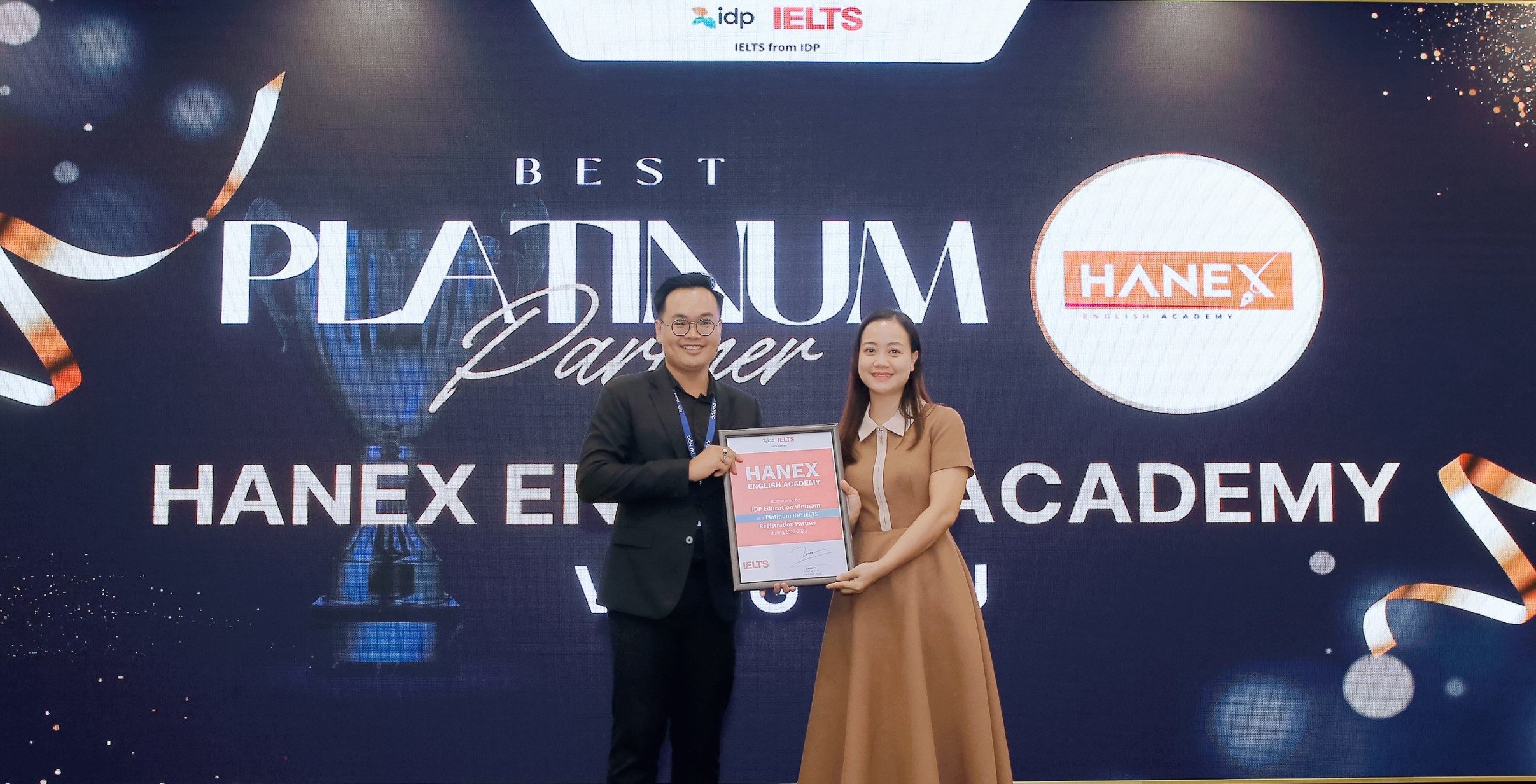 Đại Diện IDP trao bằng đối tác Bạch Kim Xuất sắc cho HANEX.