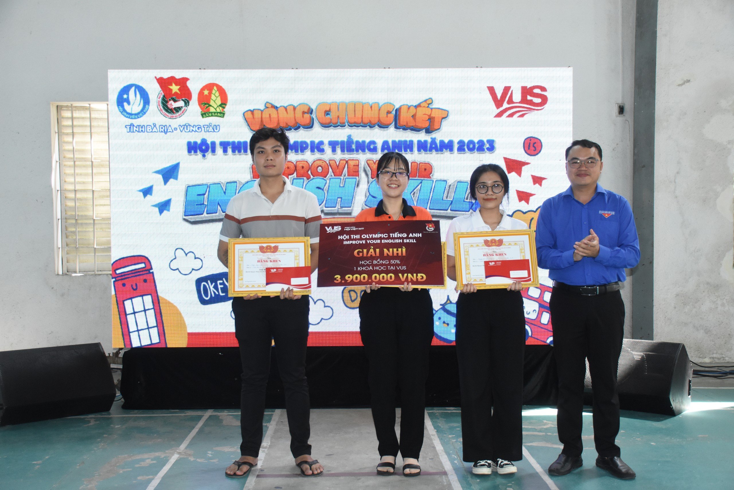 Anh Thôi Đại Việt, Phó Bí thư Tỉnh Đoàn, Chủ tịch Hội SV Việt Nam tỉnh trao các giải Nhất, Nhì, Ba khối ĐH-CĐ cho các thí sinh xuất sắc tại hội thi.