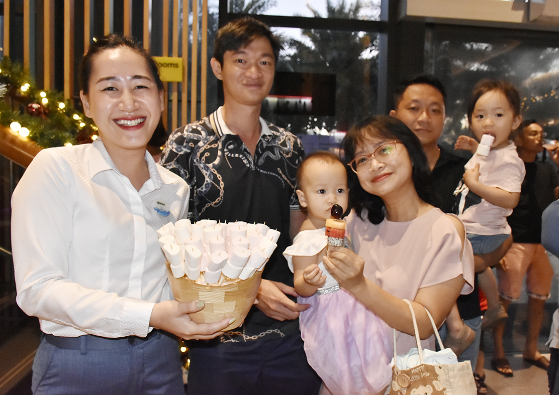 Nhân viên khách sạn mời du khách dùng kẹo marshmallow, một loại kẹo đặc trưng mùa Noel