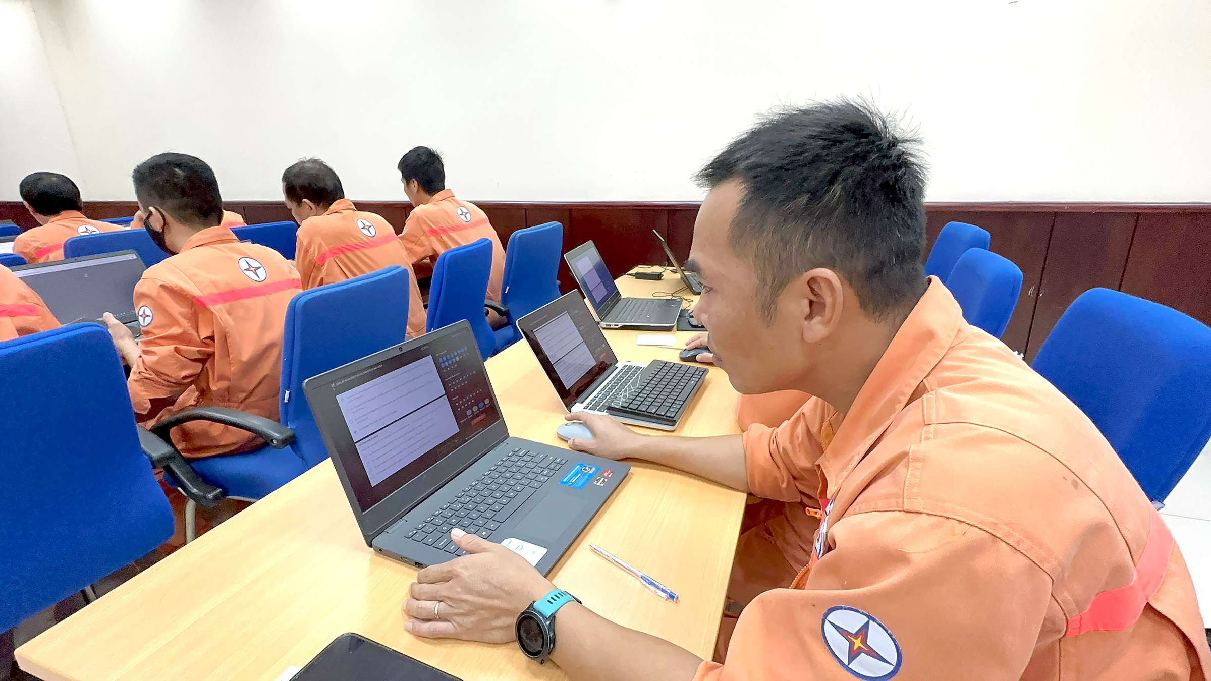 Thí sinh trả lời câu hỏi trắc nghiệm trên máy.