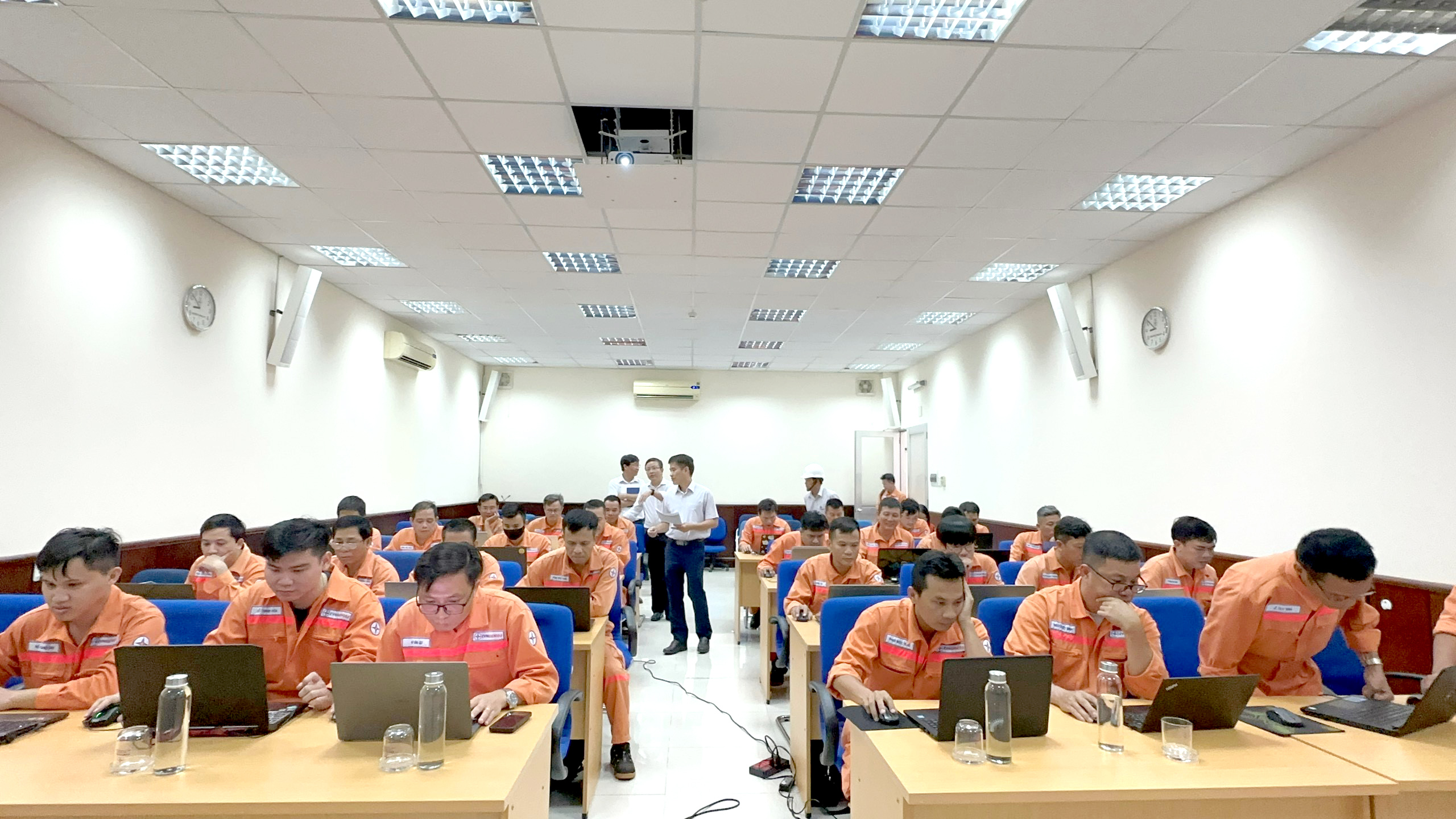 Vận hành viên tham gia các phần thi trên hệ thống E-learning.