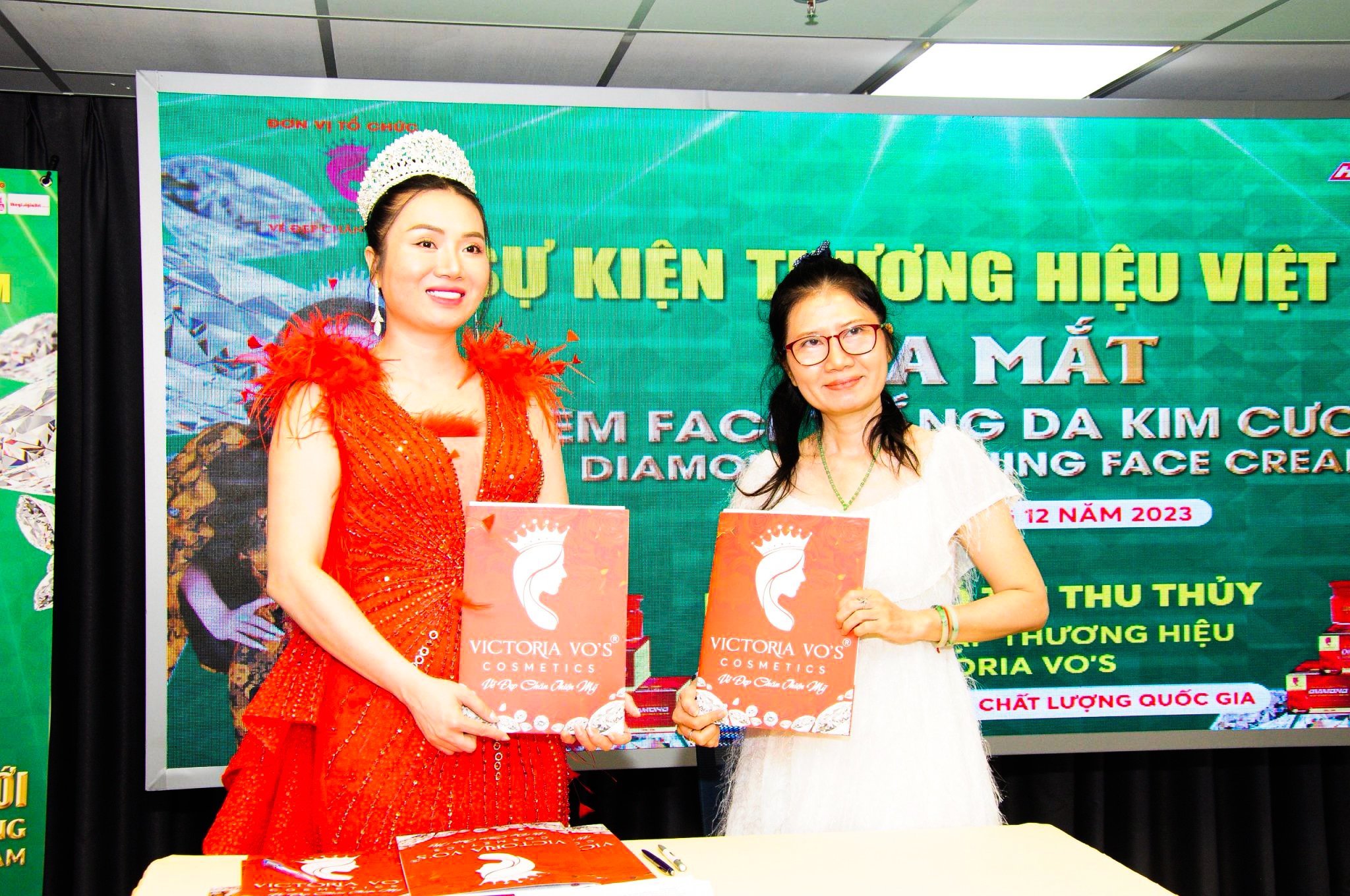 Khách hàng ký kết hợp tác với Victoria Võ làm đại lý phân phối các dòng sản phẩm.