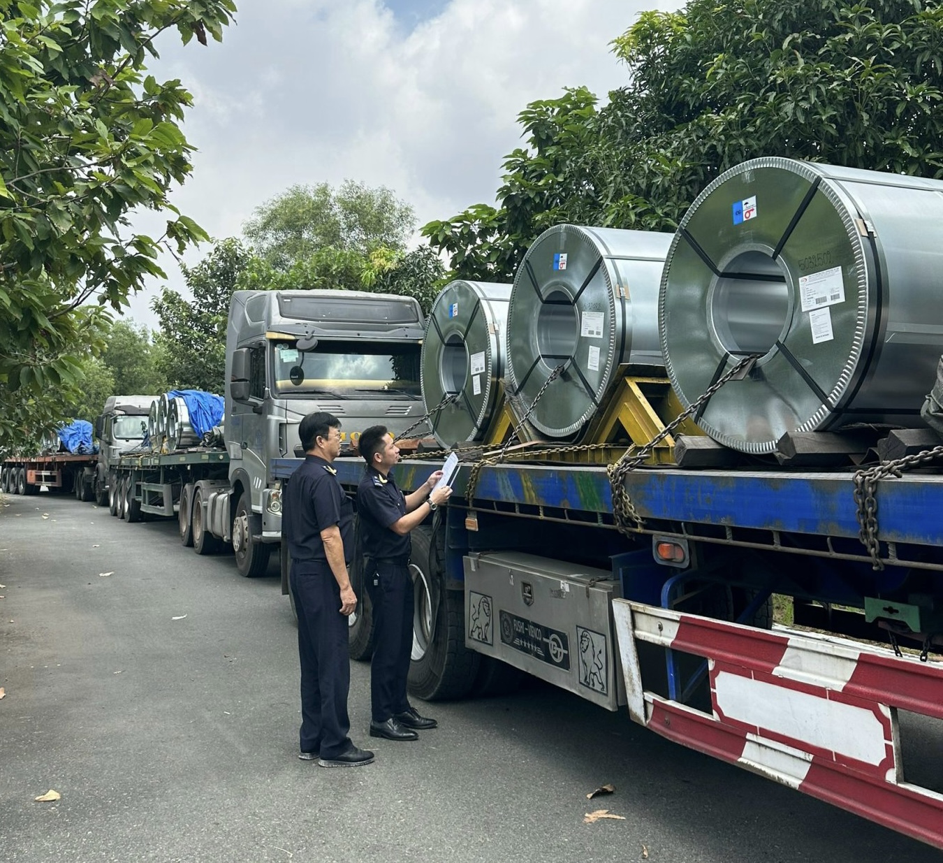 Công chức Chi cục Hải quan cửa khẩu Cảng Phú Mỹ kiểm hoá hàng hóa cho DN.