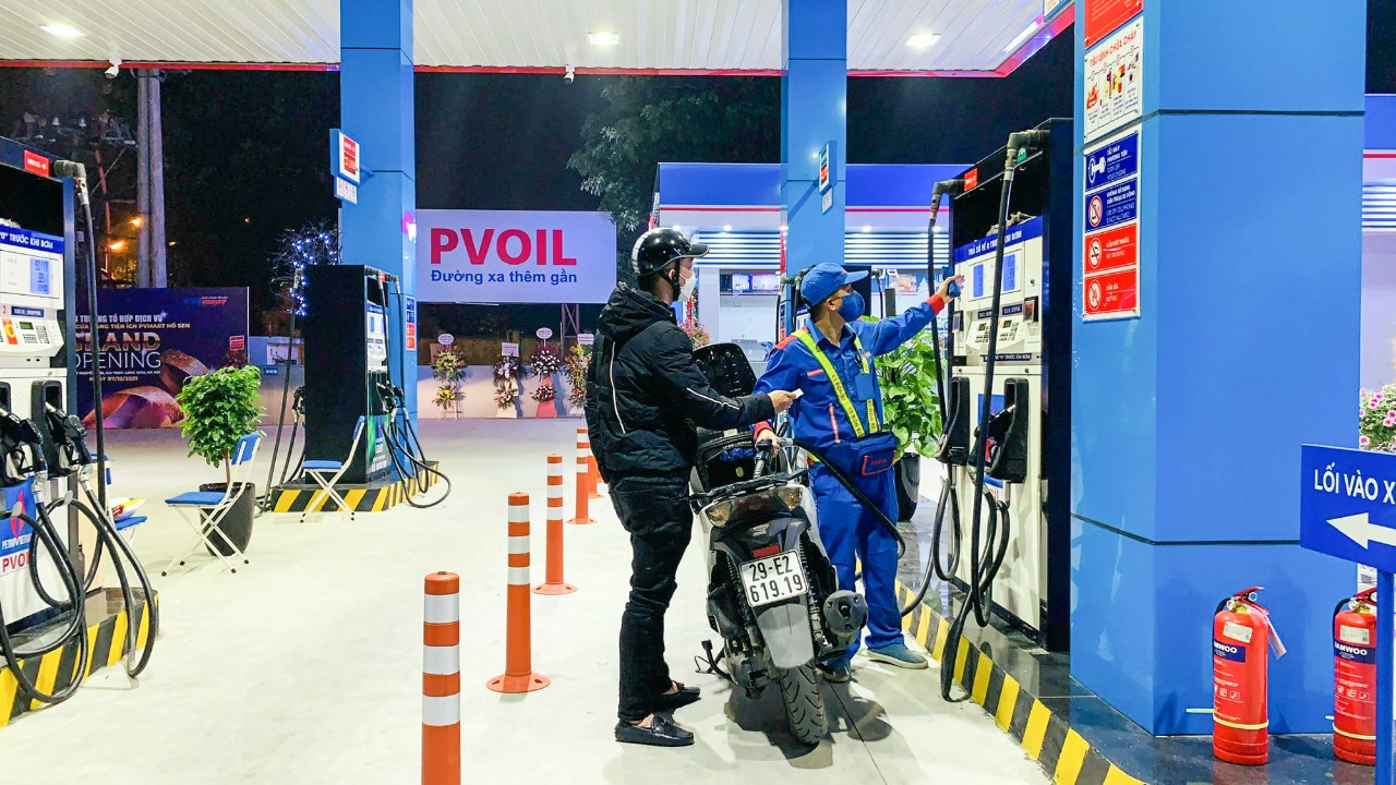 Theo quy định, các DN bán lẻ xăng dầu phải lập HĐĐT theo từng lần bán và kết nối dữ liệu với cơ quan thuế trong tháng 12/2023.  Trong ảnh: Khách hàng đổ xăng tại cây xăng của PVI OIL. Ảnh minh họa