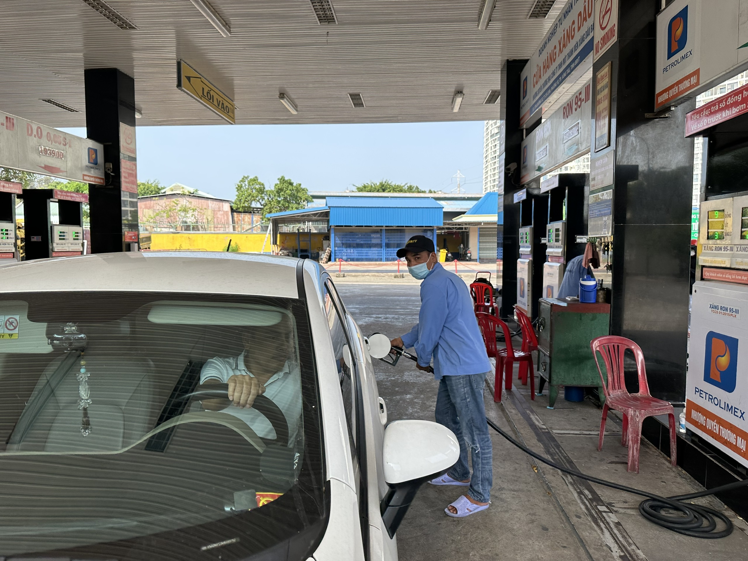 Khách hành đổ xăng tại Trạm xăng dầu số 2, đường 3/2 TP. Vũng Tàu. Ảnh: THANH NGA.