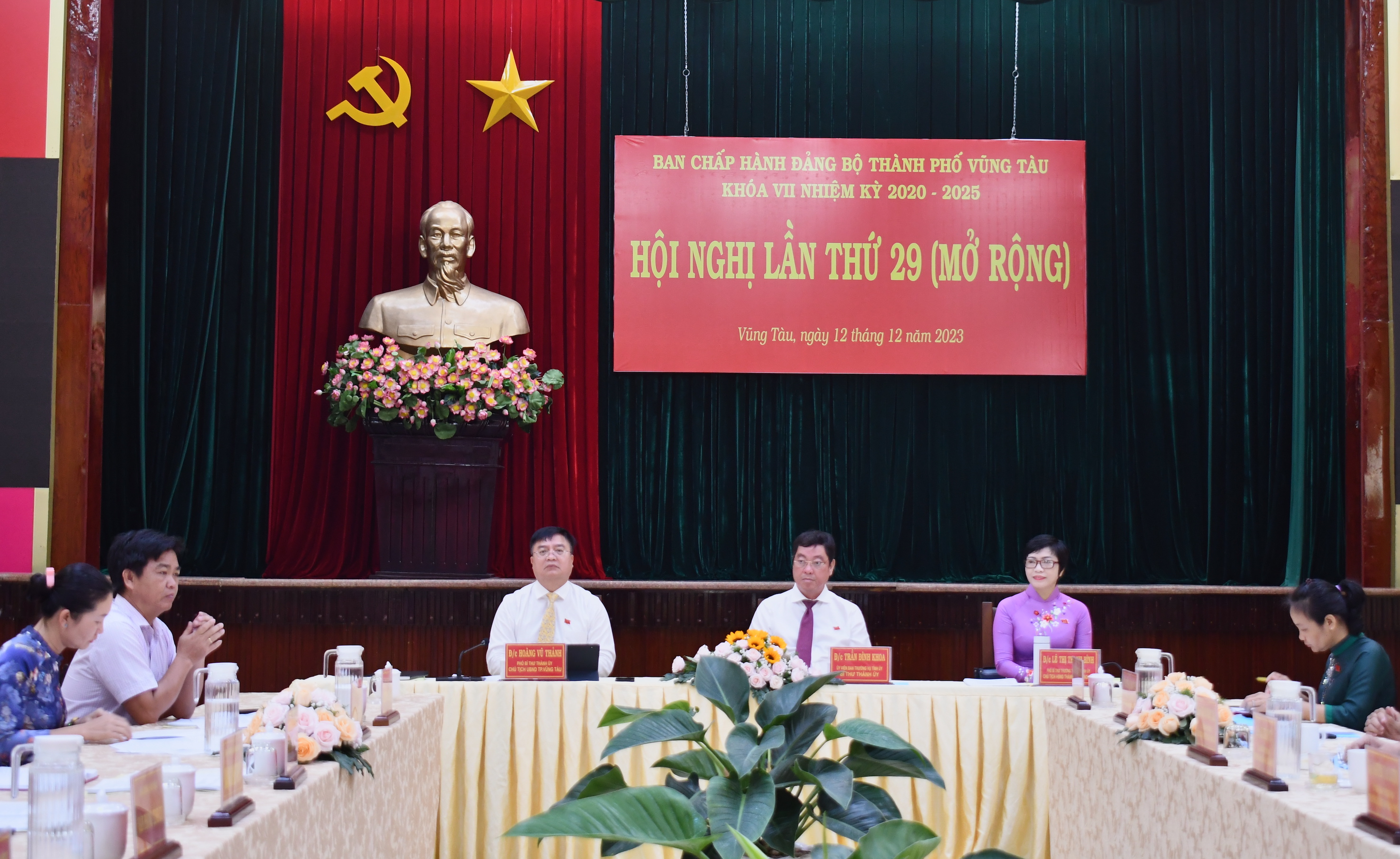 Ông Trần Đình Khoa, Bí thư Thành ủy Vũng Tàu; bà Lê Thị Thanh Bình, Phó Bí thư Thường trực Thành ủy, Chủ tịch HĐND TP. Vũng Tàu; ông Hoàng Vũ Thảnh, Phó Bí thư Thành ủy, Chủ tịch UBND TP. Vũng Tàu (ảnh dưới) chủ trì hội nghị.