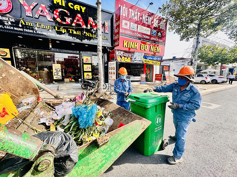 Công nhân Công ty CP đô thị Bà Rịa thu gom rác trên đường Cách Mạng Tháng Tám, TP. Bà Rịa.