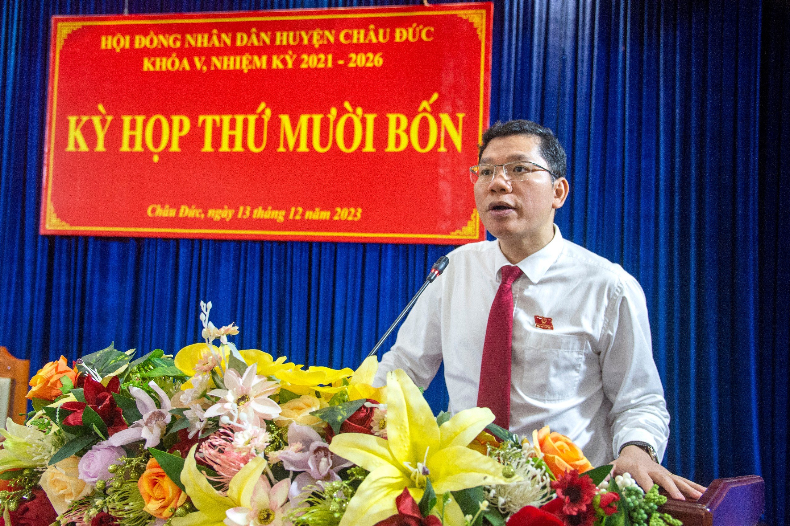 Ông Hoàng Nguyên Dinh, Bí thư Huyện uỷ, Chủ tịch HĐND huyện Châu Đức phát biểu khai mạc kỳ họp.