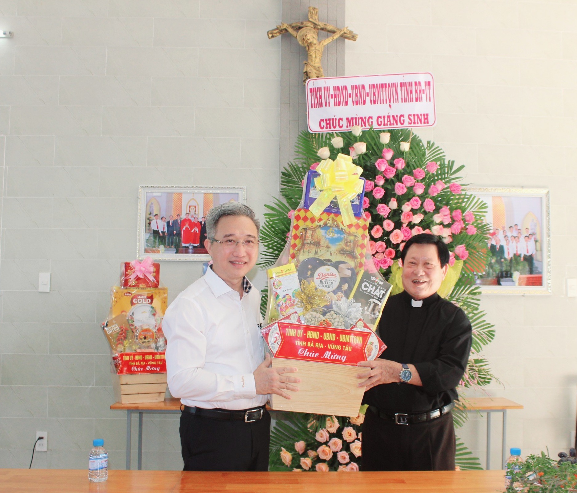 Ông Đặng Minh Thông, Phó Chủ tịch UBND tỉnh thăm, chúc mừng Linh mục Nguyễn Văn Lượng, Chủ tịch Uỷ ban Đoàn kết Công giáo Việt Nam tỉnh Bà Rịa - Vũng Tàu.