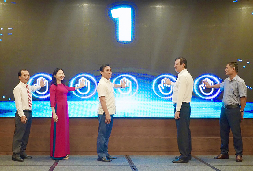 Các đại biểu thực hiện nghi thức nhấn nút khai mạc “Hội chợ du lịch trực tuyến Bà Rịa - Vũng Tàu 2023”.