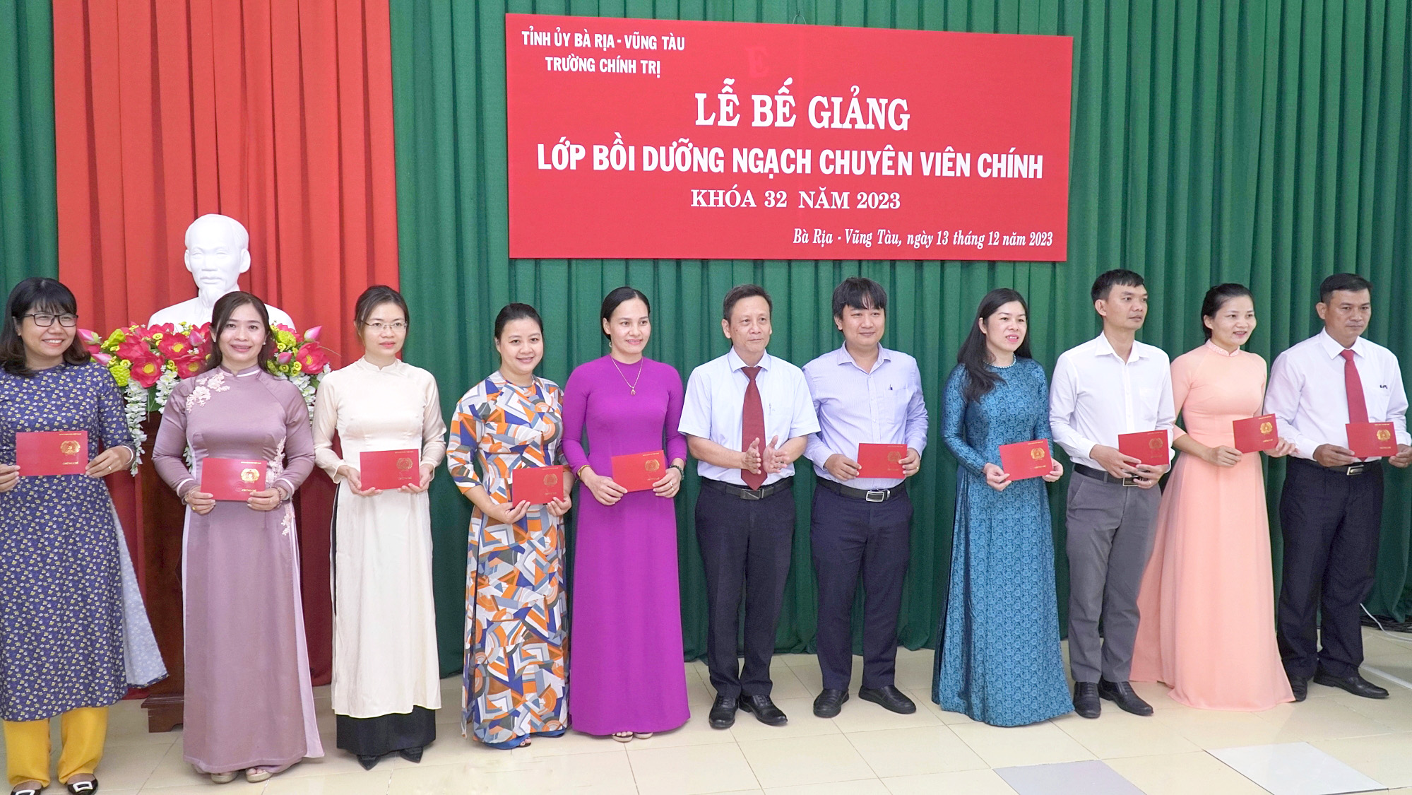 Phó Hiệu trưởng phụ trách Trường Chính trị tỉnh trao Giấy Chứng nhận cho các học viên.