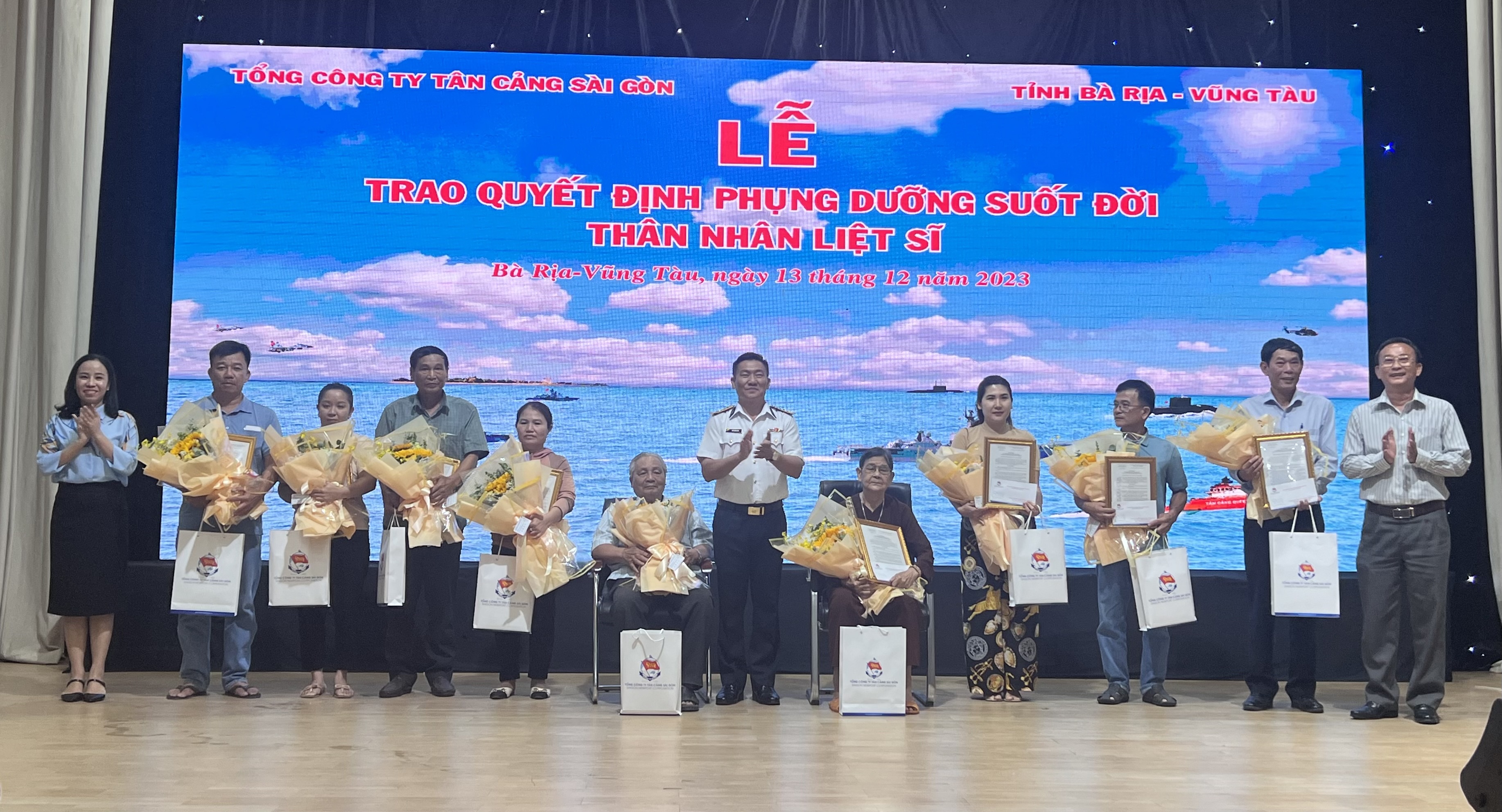 Tổng Công ty Tân Cảng Sài Gòn, Quân chủng Hải quân trao quyết định nhận phụng dưỡng, hoa và quà cho 9 thân nhân liệt sĩ trên địa bàn TX.Phú Mỹ.