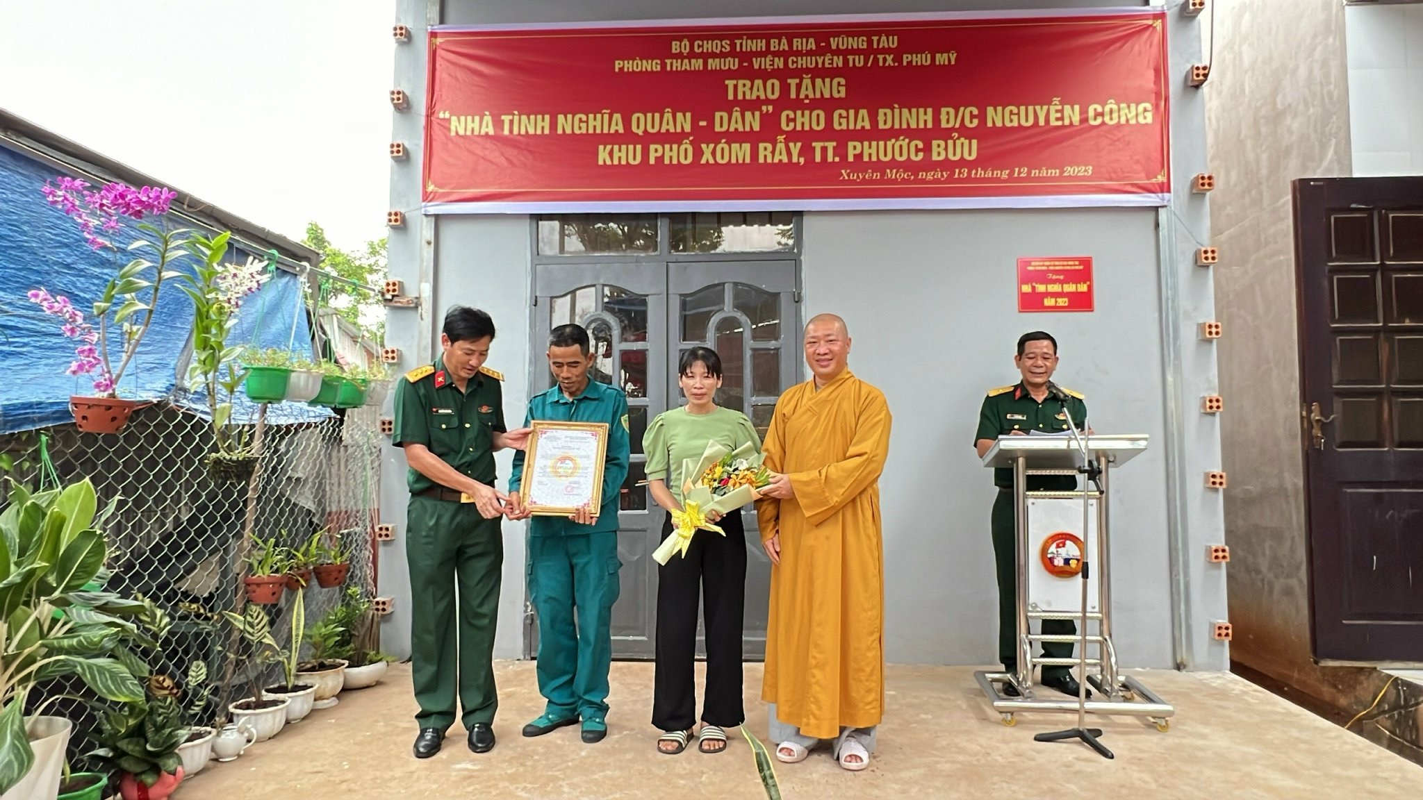 Bộ CHQS tỉnh phối hợp với Viện Chuyên tu TX.Phú Mỹ tổ chức bàn giao “Nhà tình nghĩa quân - dân” cho gia đình ông Nguyễn Công.