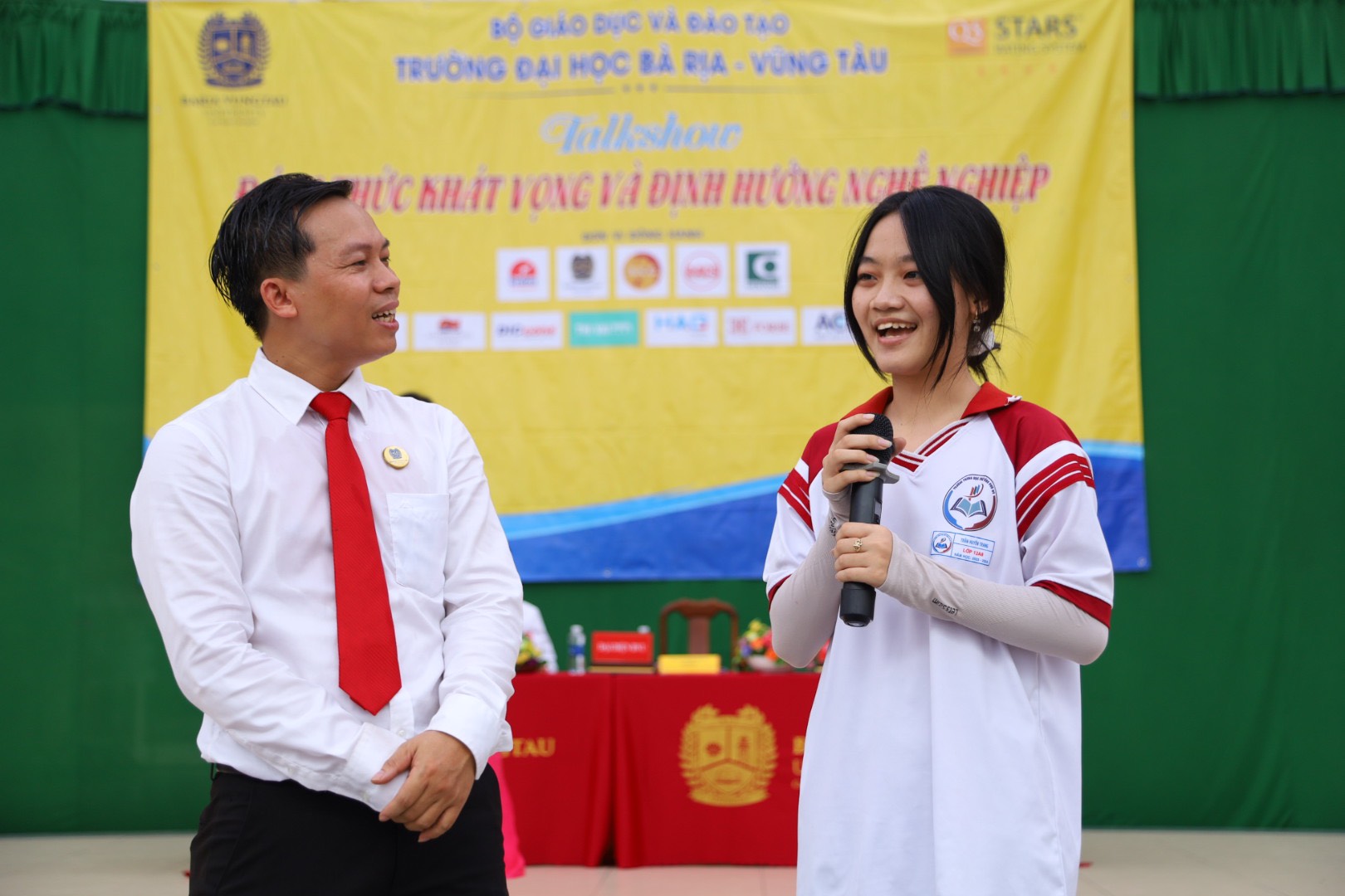 Thành viên ban Tư vấn chương trình lắng nghe chia sẻ của HS về định hướng ngành nghề.