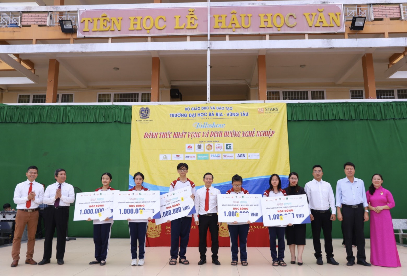 5 HS có hoàn cảnh khó khăn được nhận học bổng của chương trình.