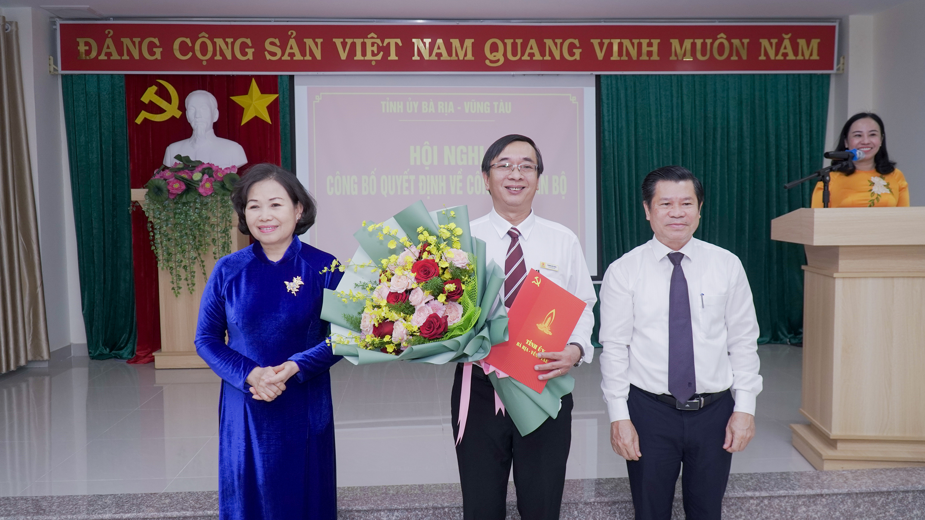 Lãnh đạo tỉnh trao Quyết định và tặng hoa chúc mừng Tổng Biên tập Báo Bà Rịa - Vũng Tàu.