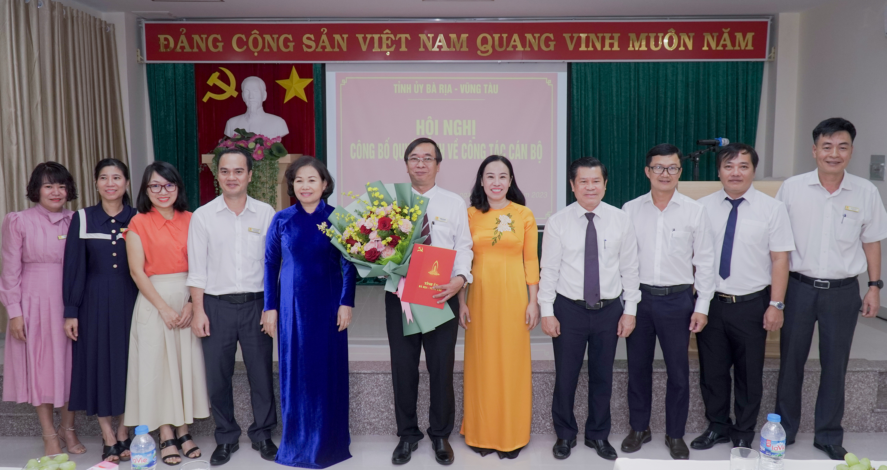 Lãnh đạo tỉnh, các sở ngành và Ban Biên tập Báo Bà Rịa - Vũng Tàu tặng hoa chúc mừng ông Trương Đức Nghĩa.