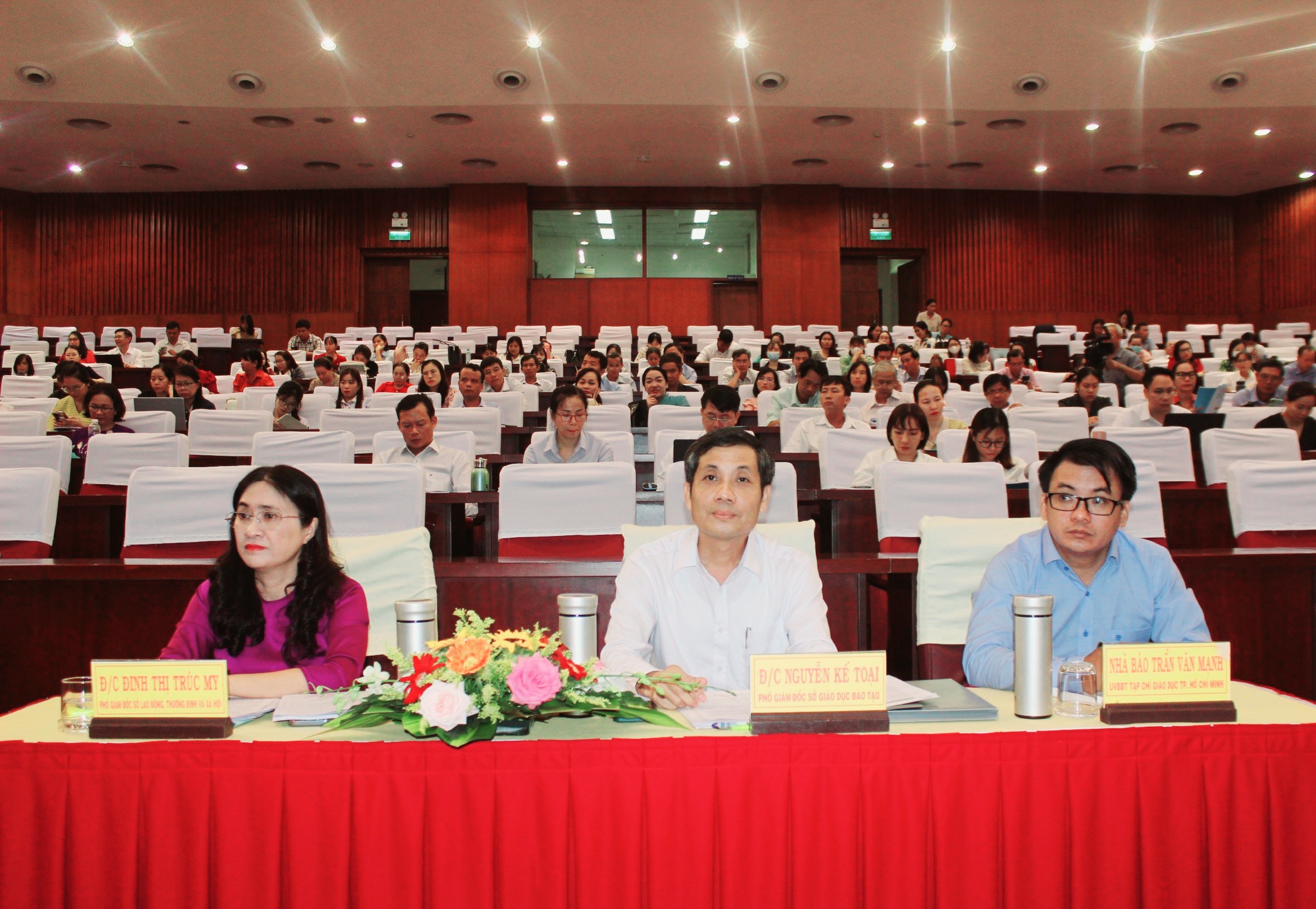 Các đại biểu tham dự hội thảo.
