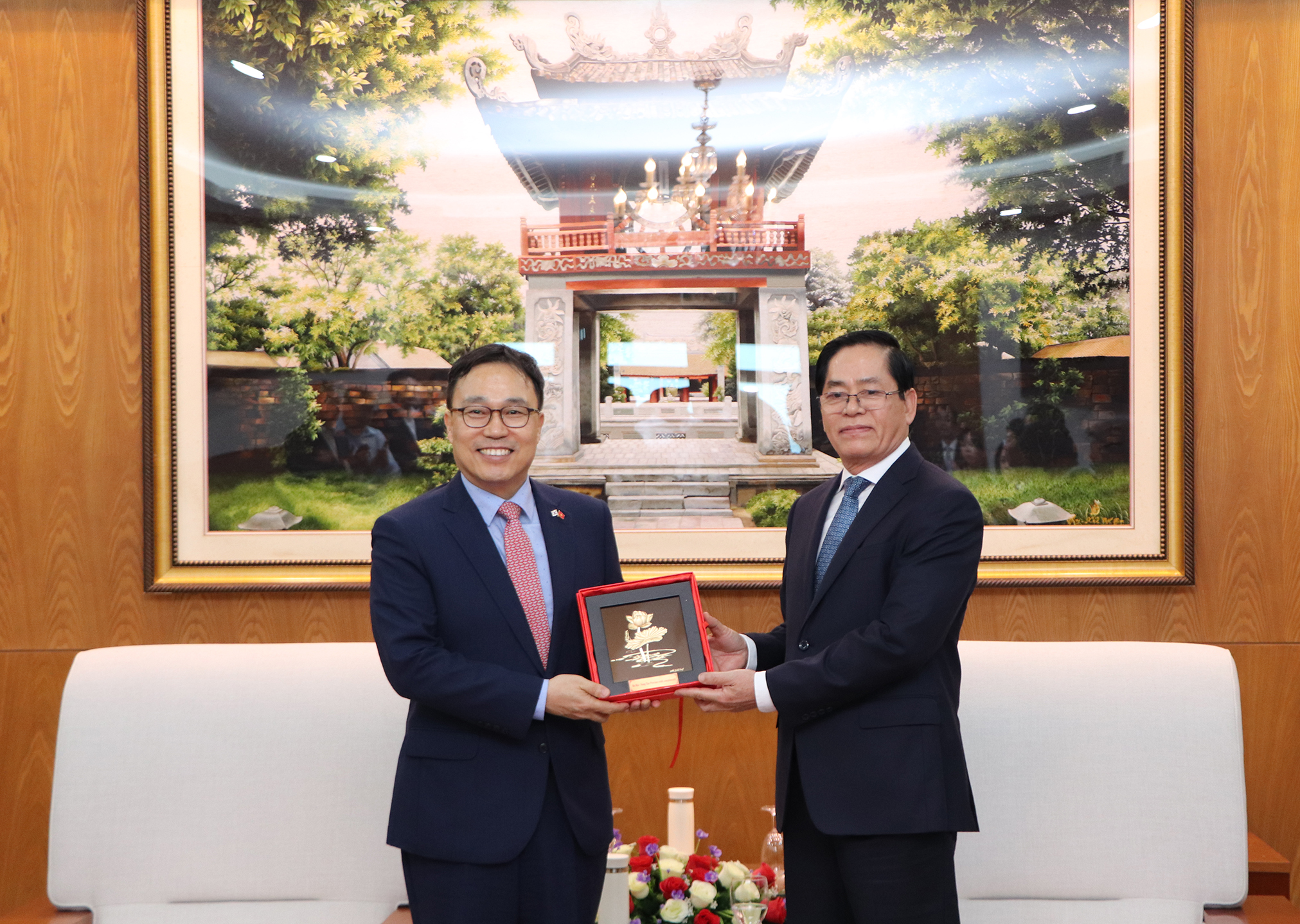 Bí thư Tỉnh ủy Phạm Viết Thanh tặng quà lưu niệm tới Ngài đại sứ đặc mệnh toàn quyền Hàn Quốc Choi Youngsam.