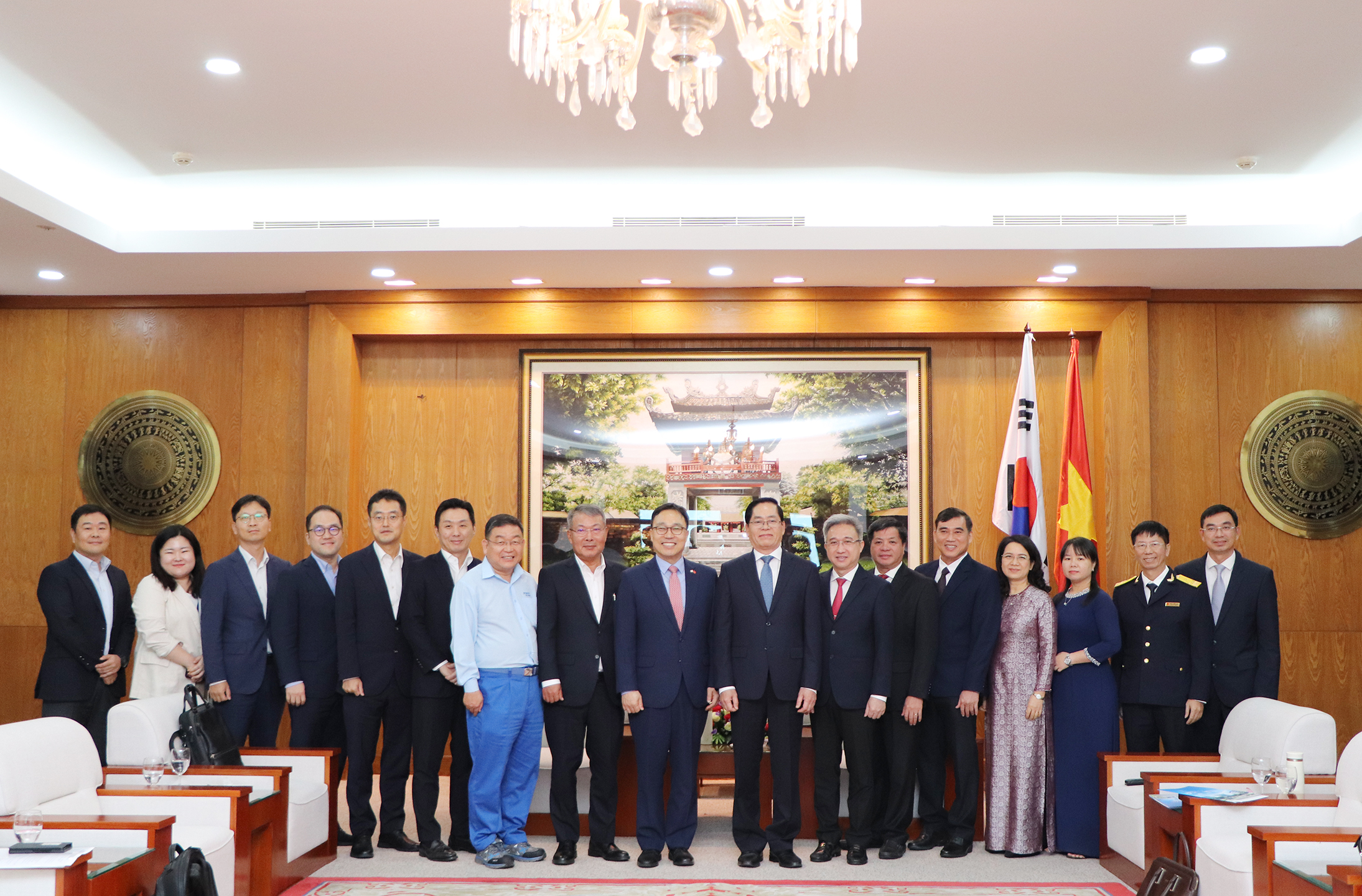 Các đại biểu chụp hình lưu niệm tại buổi tiếp.