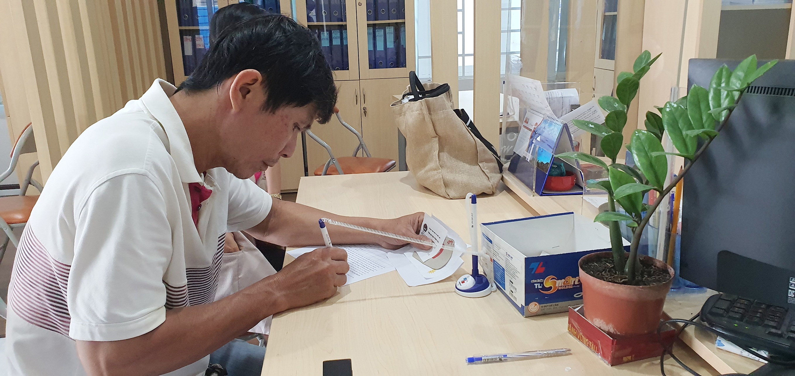 Người lao động đăng ký thủ tục hưởng bảo hiểm thất nghiệp tại Trung tâm Dịch vụ việc làm tỉnh và được tư vấn tìm việc làm mới.