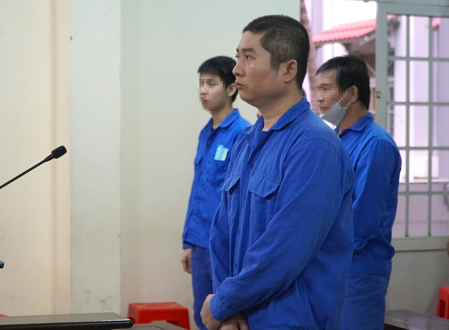Bị cáo Lê Minh Tuấn bị tuyên phạt 22 năm tù về tội mua bán trái phép chất ma túy và tàng trữ trái phép  vũ khí quân dụng.