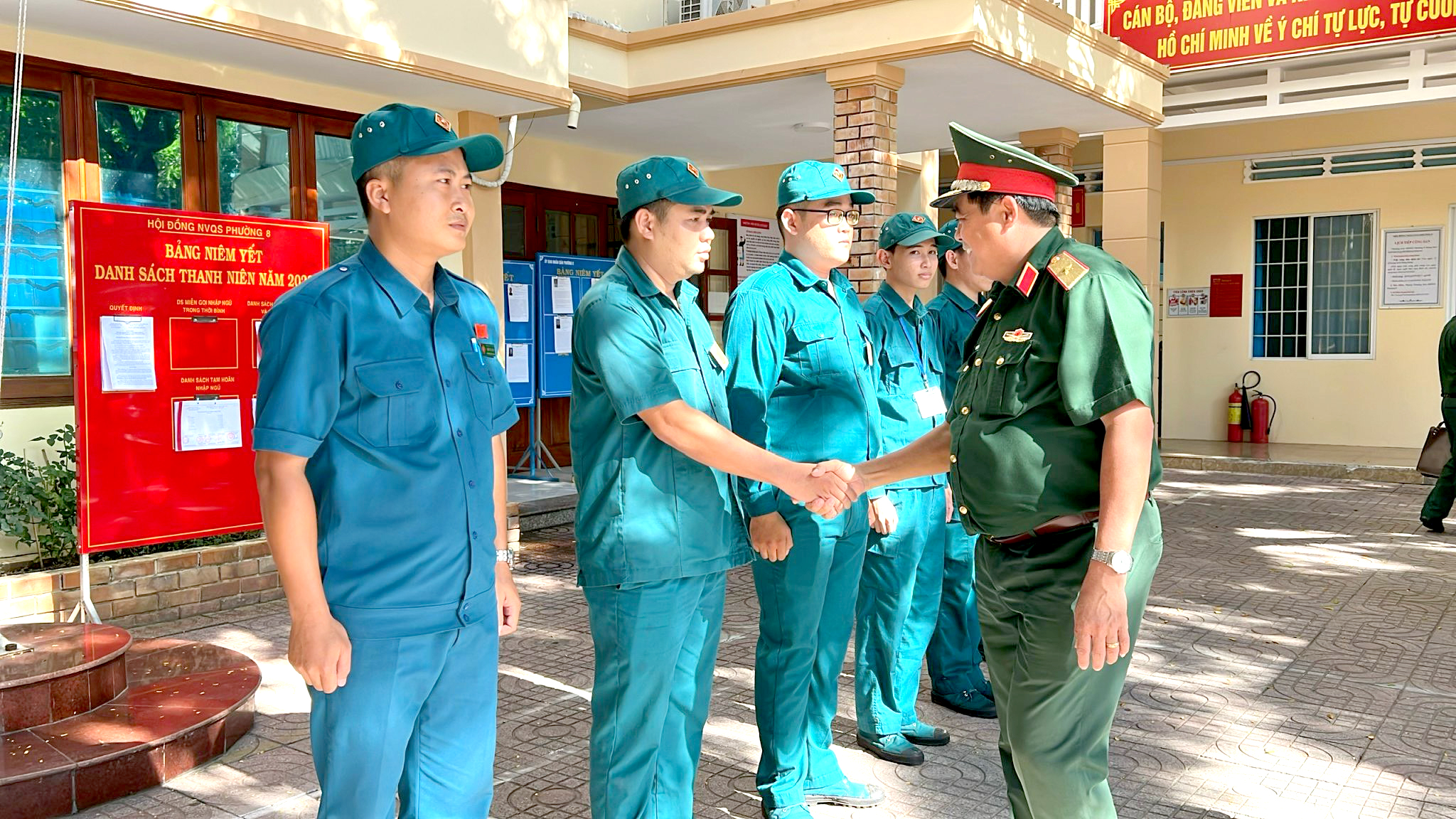 Đoàn kiểm tra của Quân khu 7 kiểm tra thực tế công tác tuyển quân tại phường 8 (TP.Vũng Tàu).