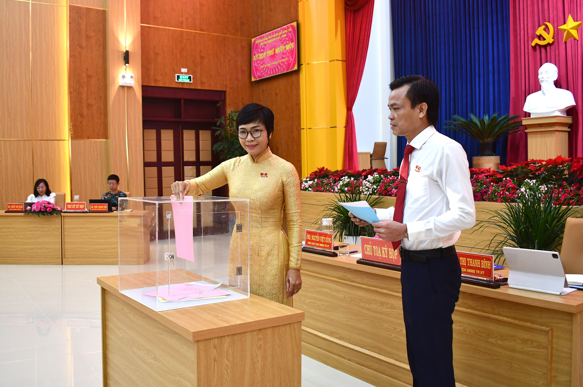 Các đại biểu HĐND TP.Vũng Tàu bỏ phiếu tín nhiệm người giữ các chức vụ do HĐND bầu.