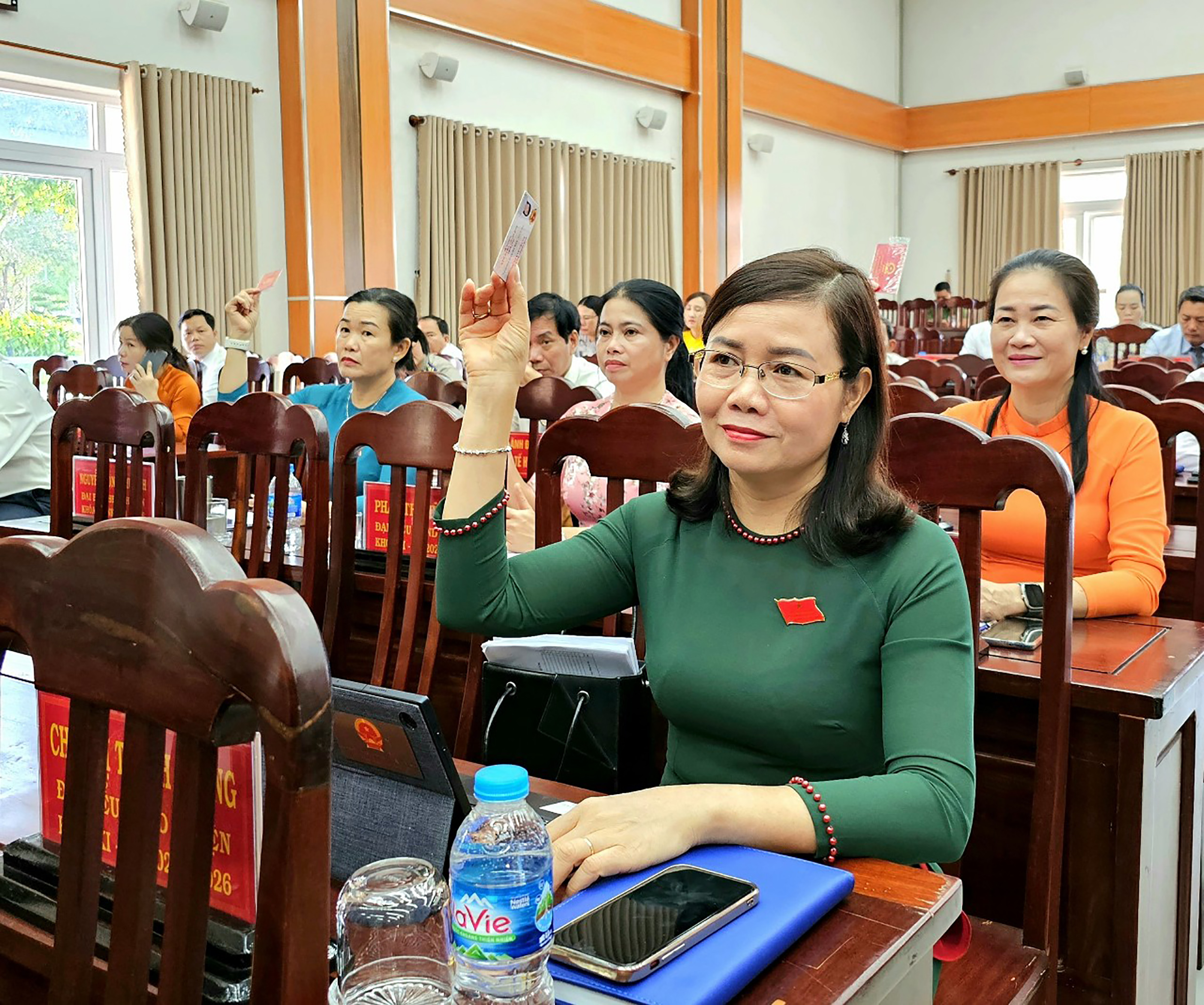 Các đại biểu biểu quyết tại kỳ họp.