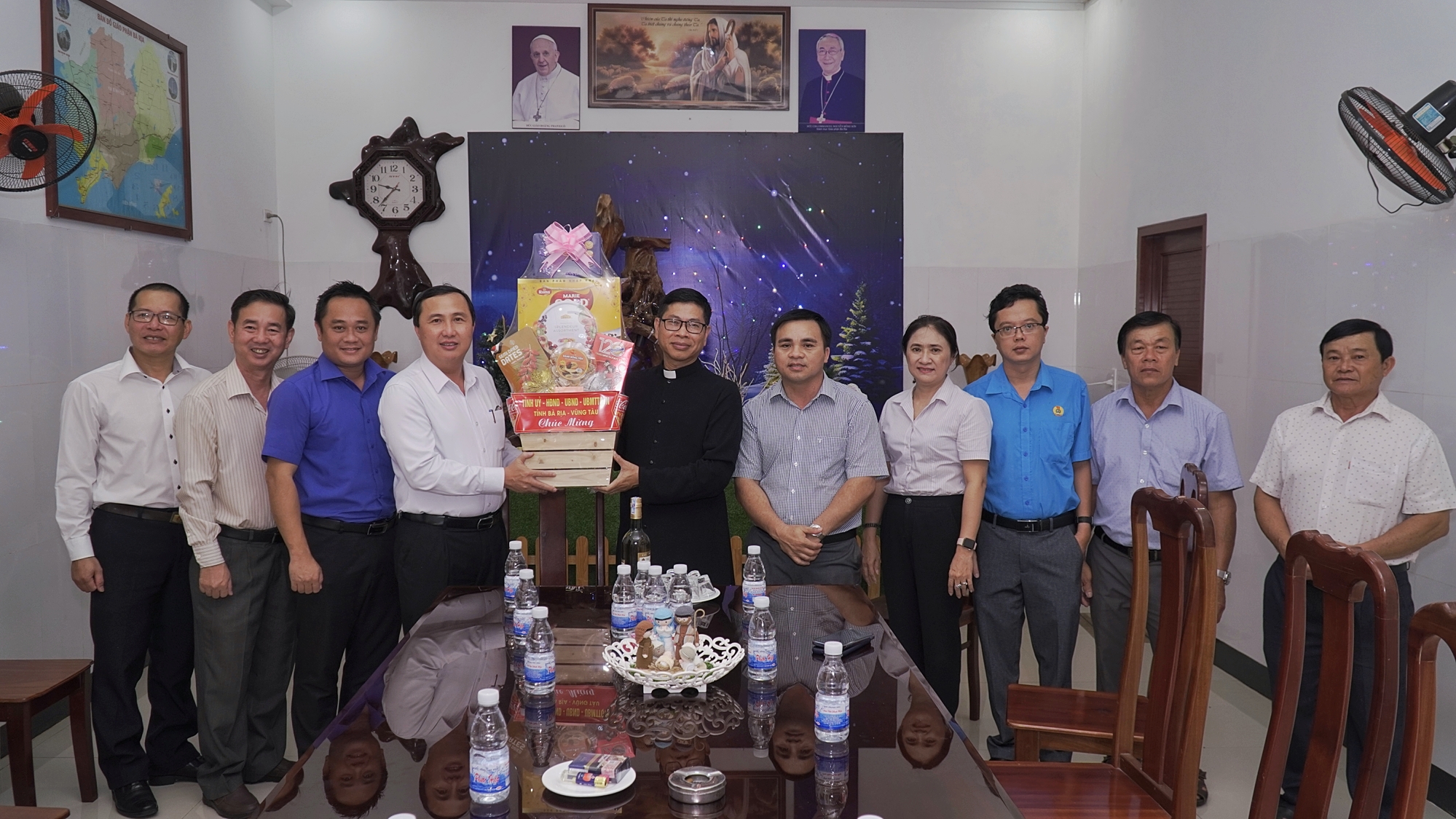 Lãnh đạo tỉnh thăm, tặng quà chúc mừng giáng sinh đến các vị linh mục cùng đồng bào giáo dân tại Giáo xứ Phú Vinh (xã Hòa Hiệp).