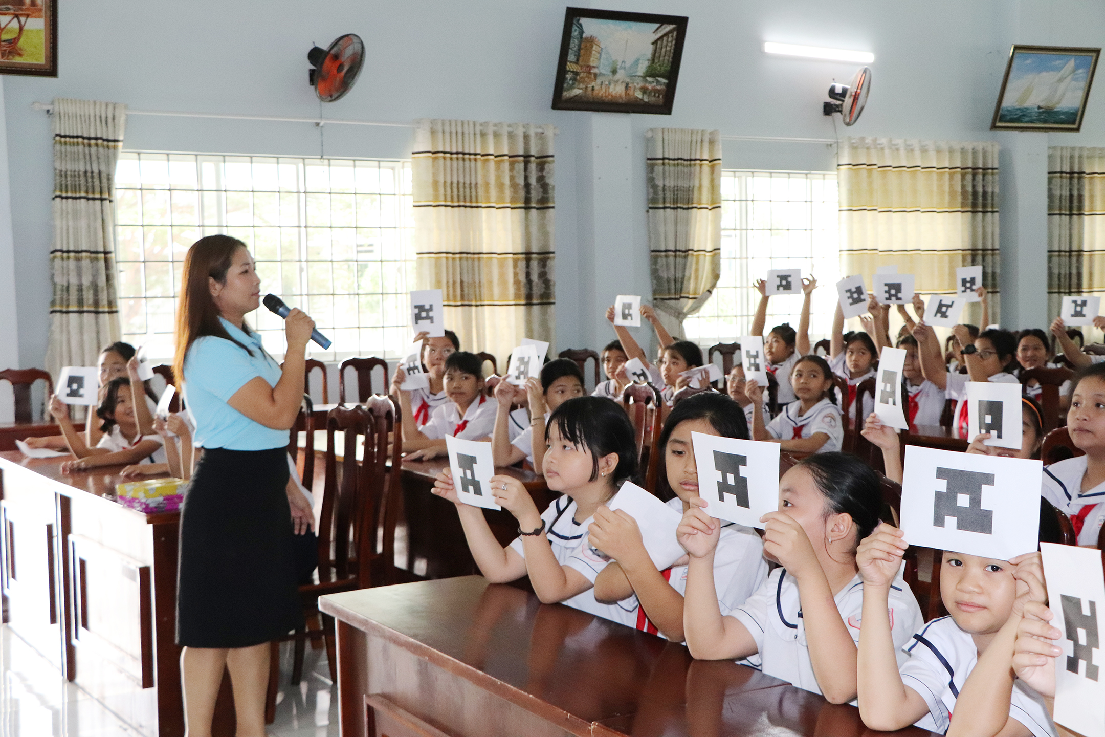 Mỗi em được tạo một mã QR riêng, để tham gia trò chơi  đố vui có thưởng khi sinh hoạt tại CLB.