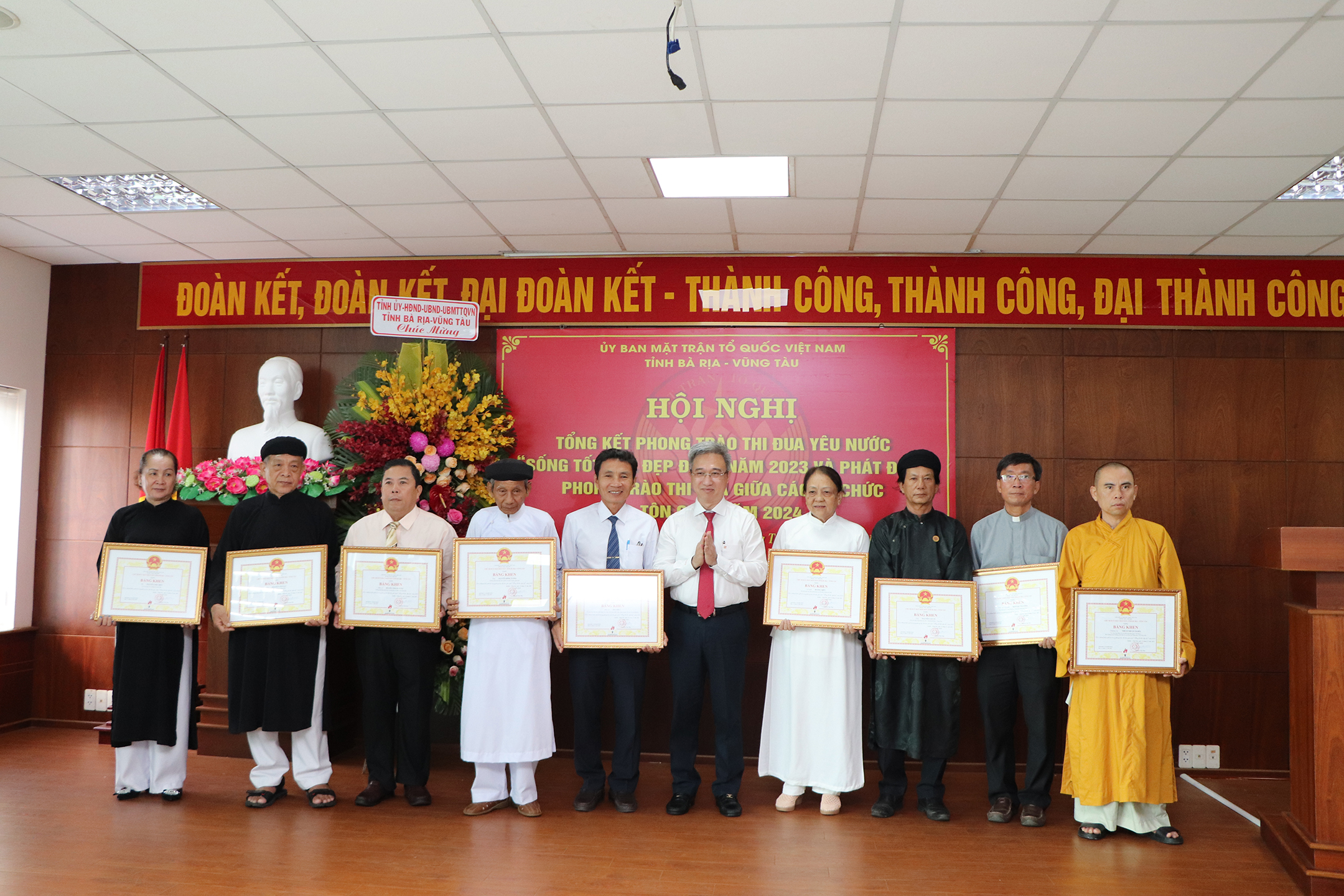 Ông Đặng Minh Thông, Phó Chủ tịch UBND tỉnh trao Bằng khen tới các cá nhân có thành tích trong phong trào thi đua yêu nước năm 2023.