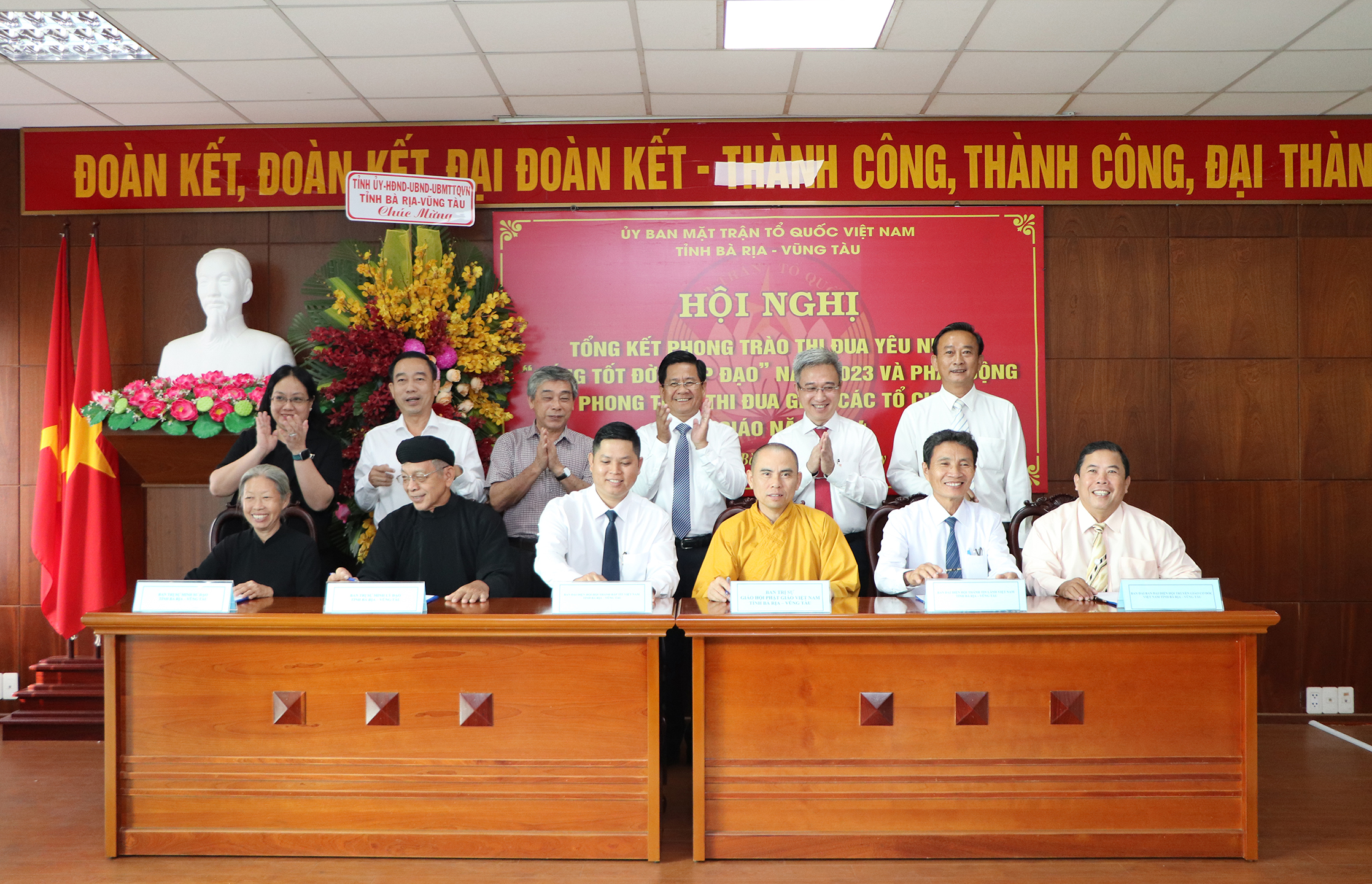 Đại diện các tôn giáo ký kết Giao ước thi đua năm 2024.