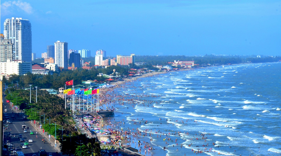 Du khách tắm biển tại Bãi Sau, TP.Vũng Tàu (Ảnh: Nguyễn Phi Hùng)