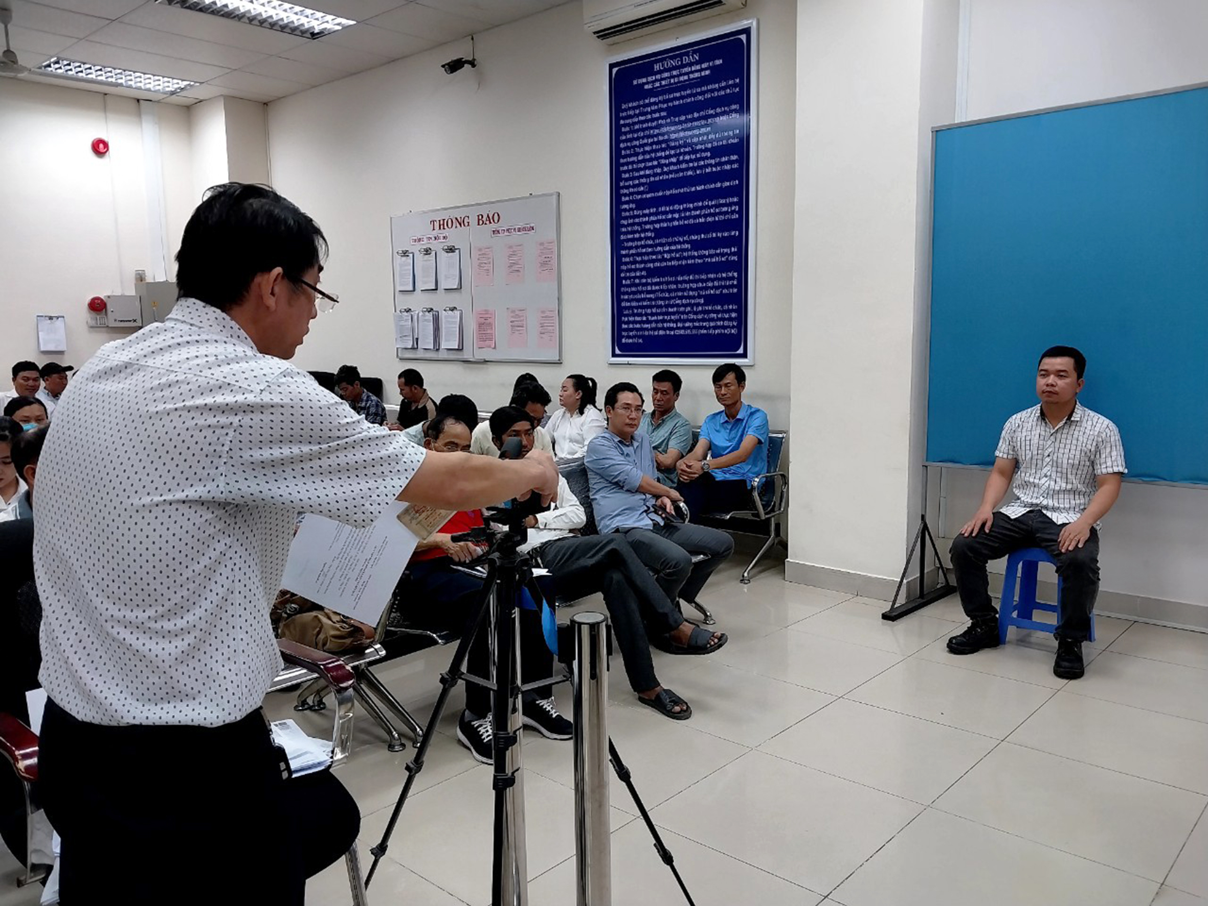 Nhân viên Sở GT-VT chụp hình người dân đến cấp đổi GPLX.