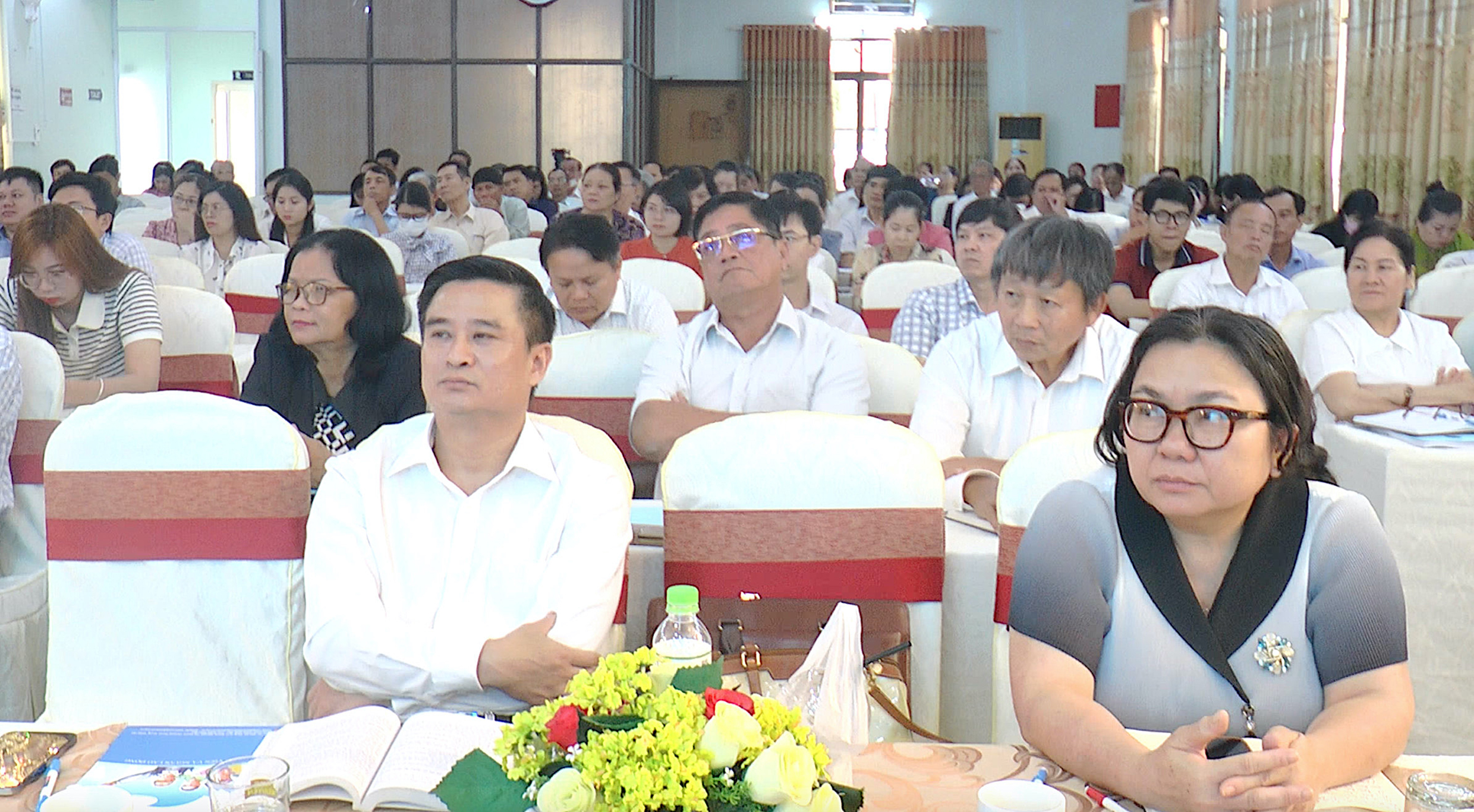 Các đại biểu tham dự hội nghị.