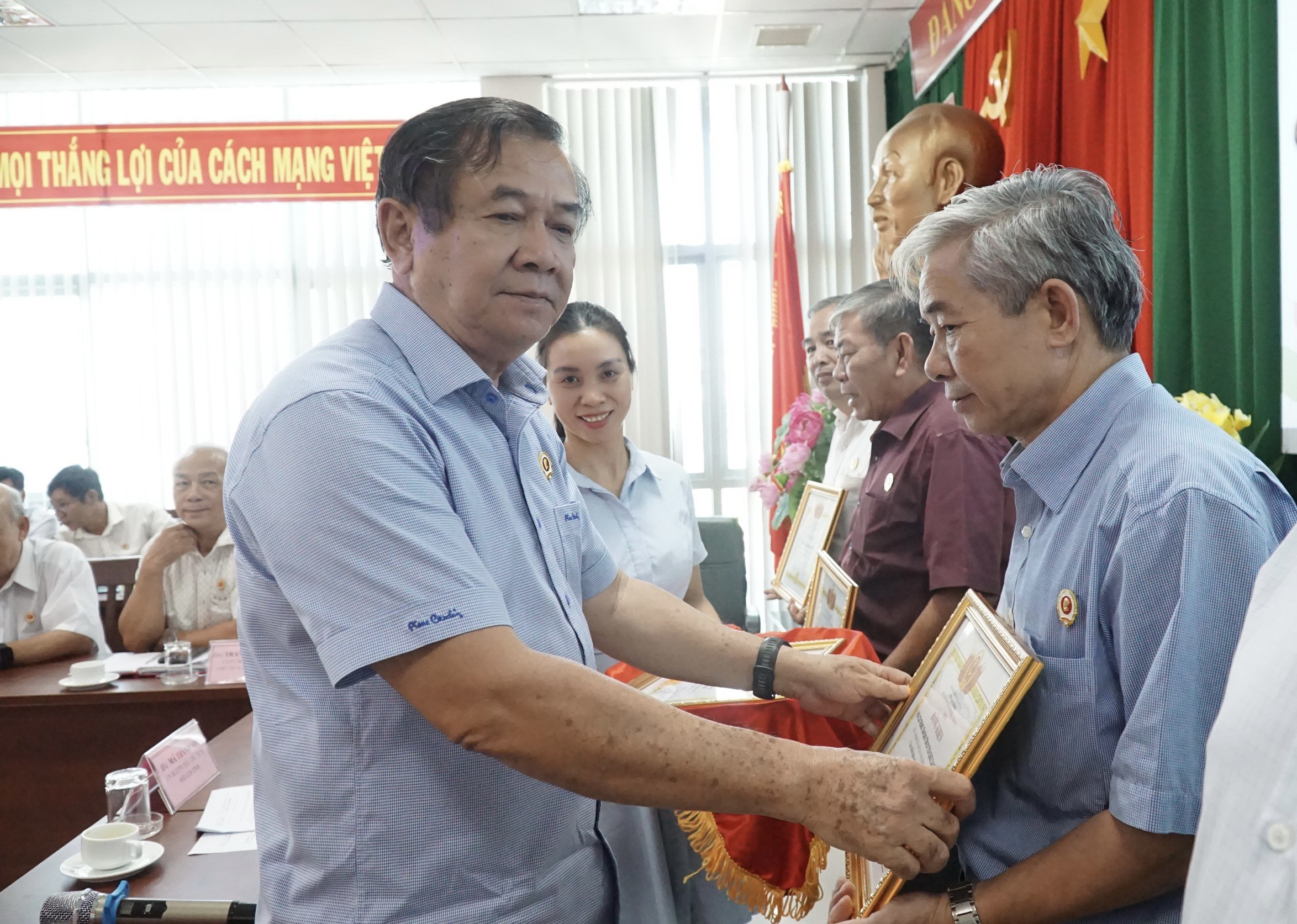 Ông Mã Thành Sơn, Chủ tịch Hội CCB tỉnh tặng bằng khen cho các tập thể có thành tích xuất sắc trong phong trào thi đua yêu nước “CCB gương mẫu” năm 2023.