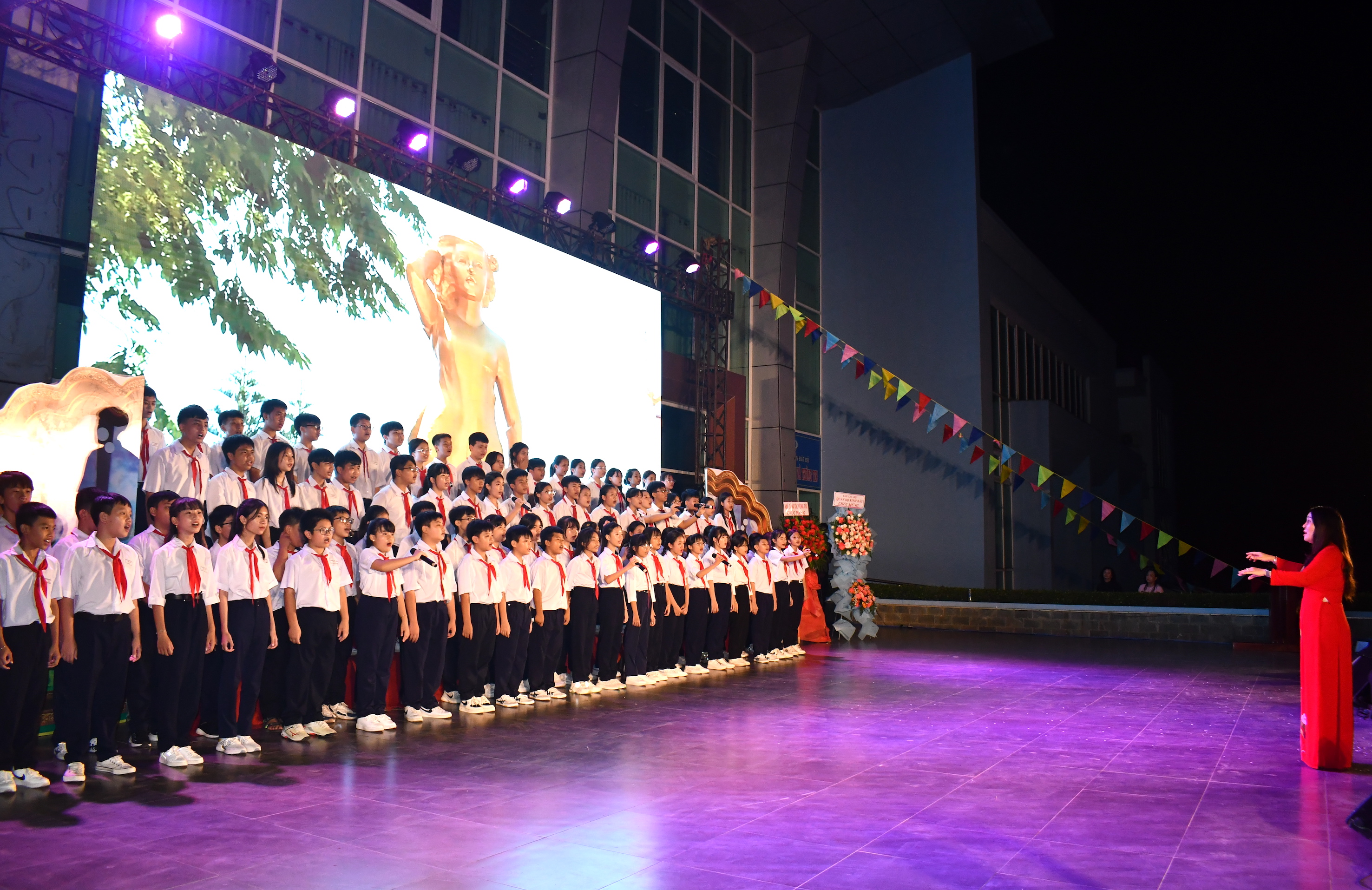 100 em HS Trường THCS Đất Đỏ biểu diễn tiết mục 
