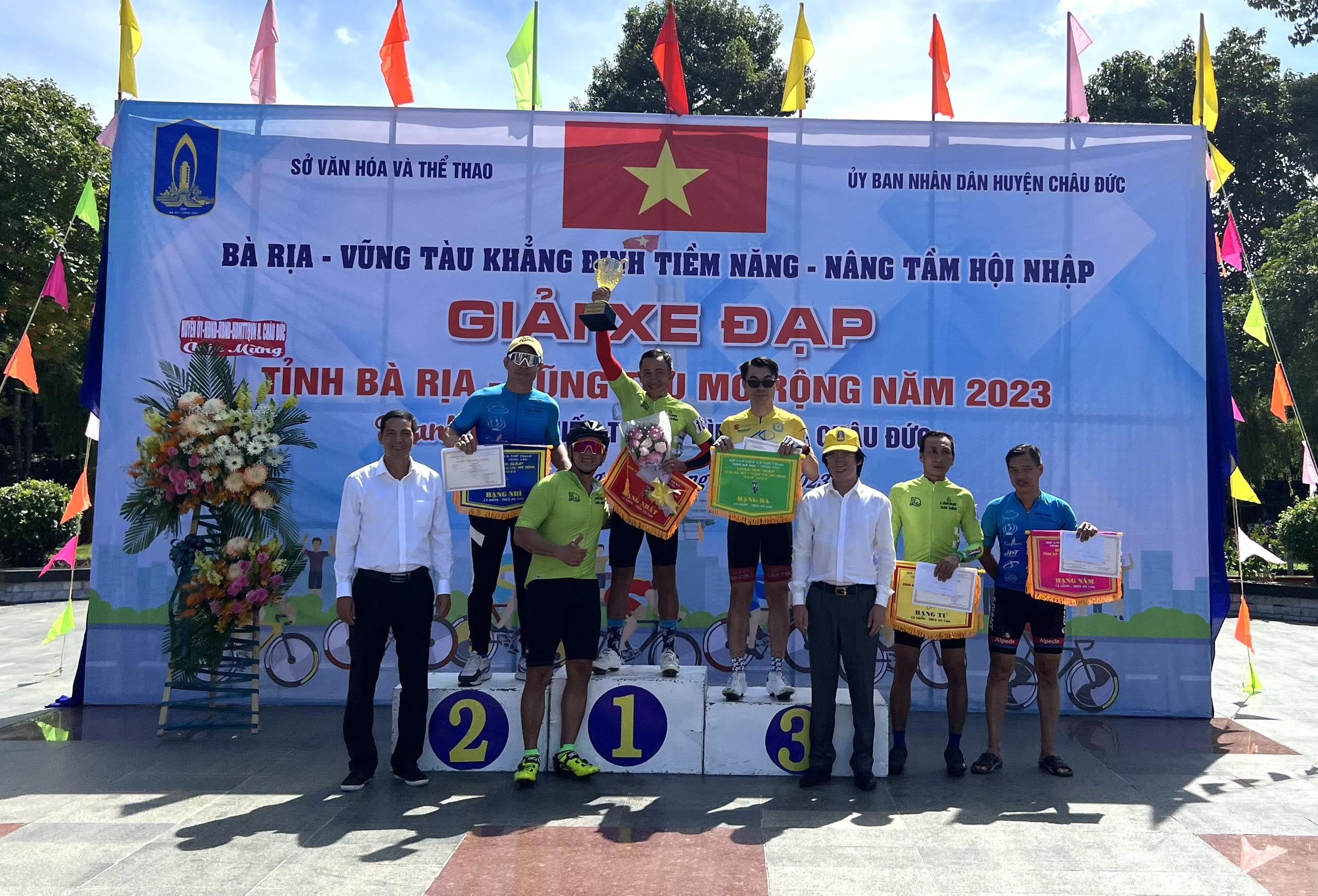 Lãnh đạo Sở VH-TT trao giải cho các VĐV