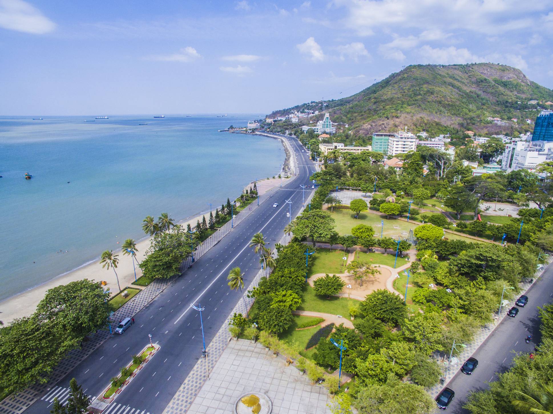Việc Quy hoạch tỉnh Bà Rịa - Vũng Tàu thời kỳ 2021-2030, tầm nhìn đến năm 2050 được Thủ tướng Chính phủ phê duyệt sẽ là cơ sở quan trọng để địa phương có những bước đi đột phá, phát triển mạnh trong tương lai. Trong ảnh: Một góc cung đường biển Bãi Trước