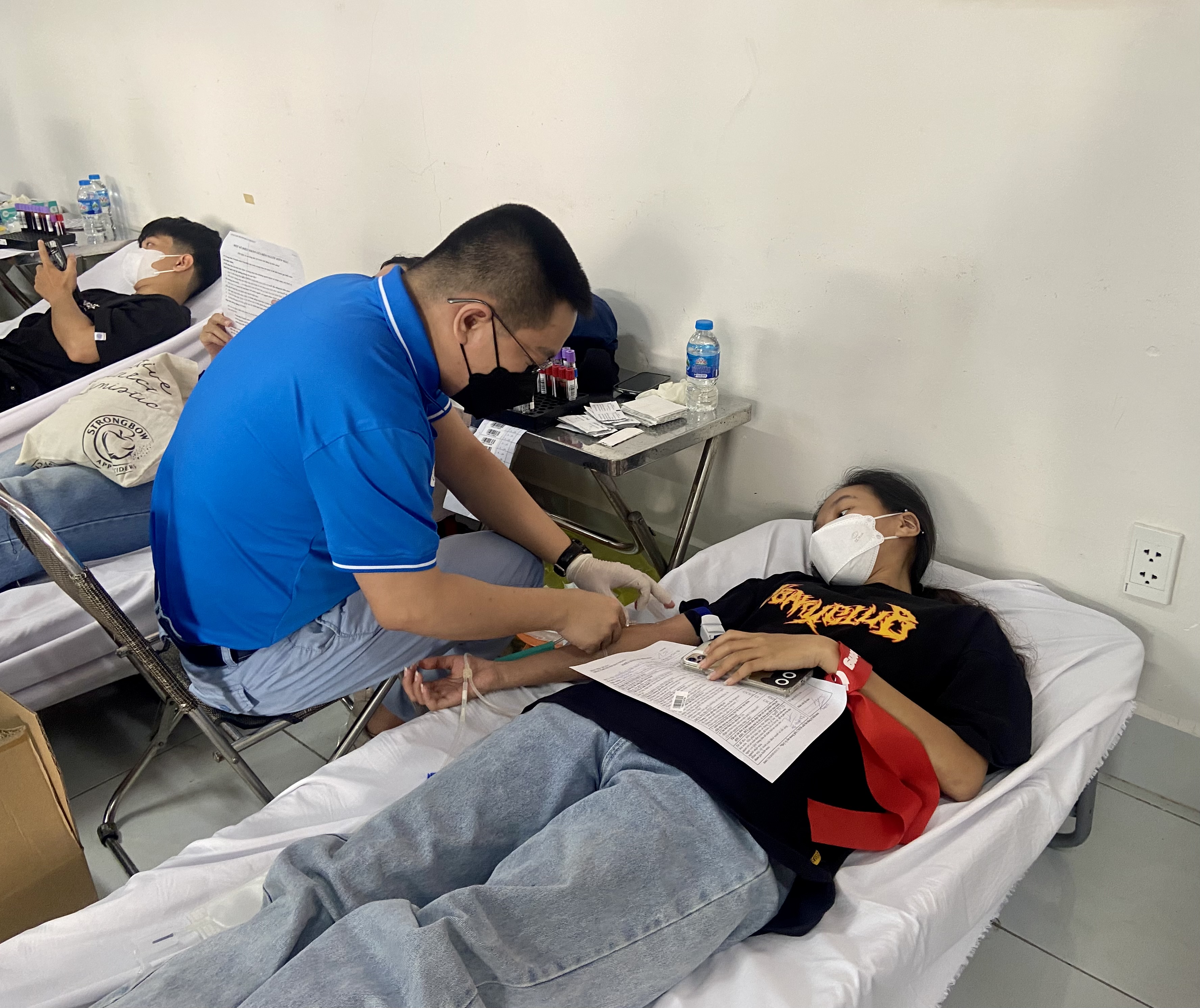 Em Nguyễn Huỳnh Nhật Tú hiến máu lần đầu vào sáng 17/12.