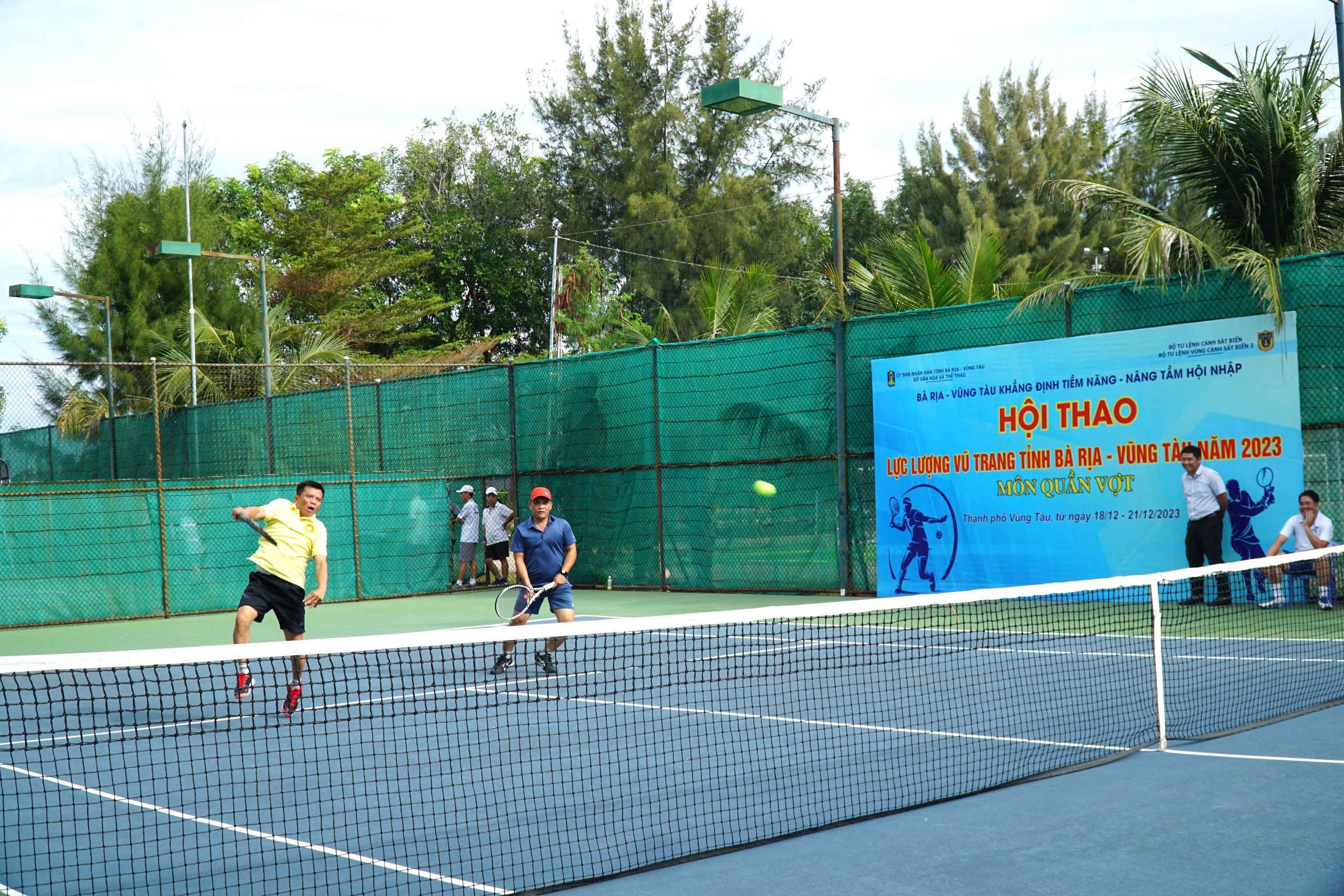 Các VĐV thi đấu nội dung tennis.