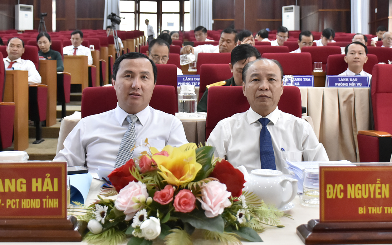 Lê Hoàng Hải, Phó Chủ tịch HĐND tỉnh và ông Nguyễn Văn Việt, Bí thư Thị ủy Phú Mỹ tham dự Kỳ họptham 